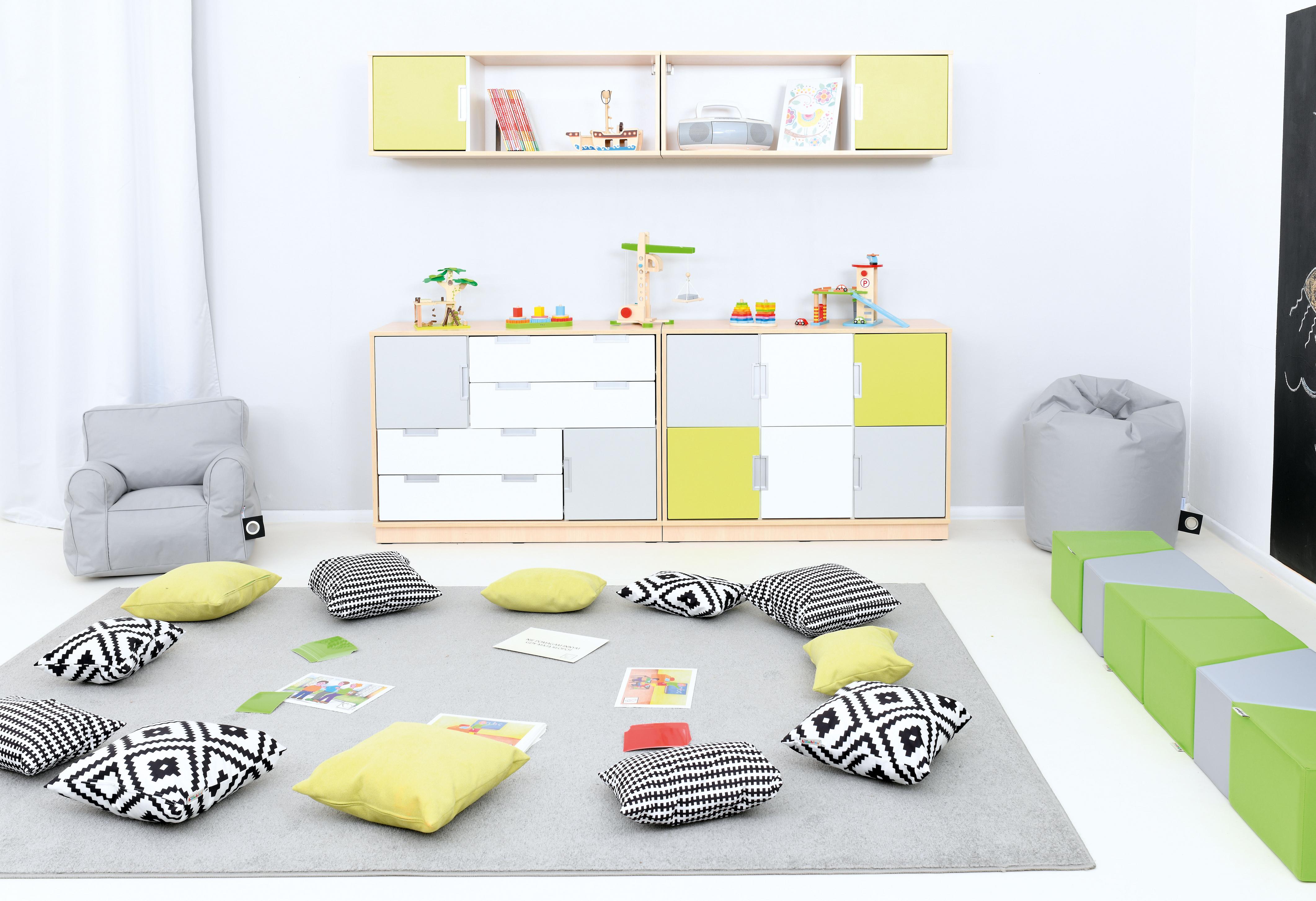 Kissen für Sitzlandschaft, farbig und gemütlich im Raum.