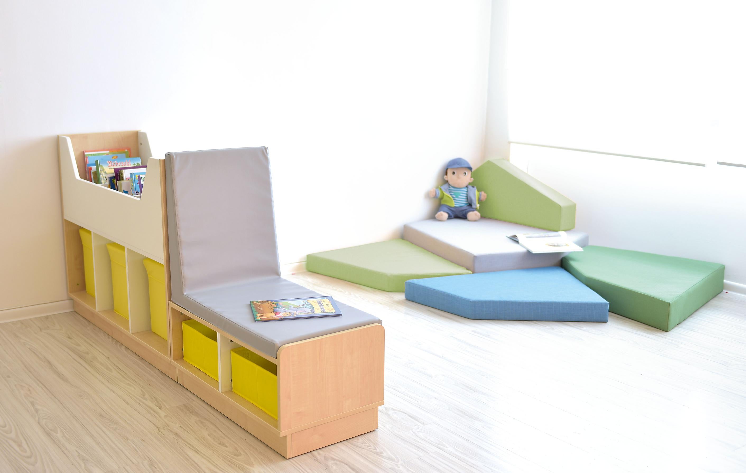 Bücherbank mit Matten in moderner Leseecke für Kinder. - Produkt wird im Kindergarten oder Schule genutzt.