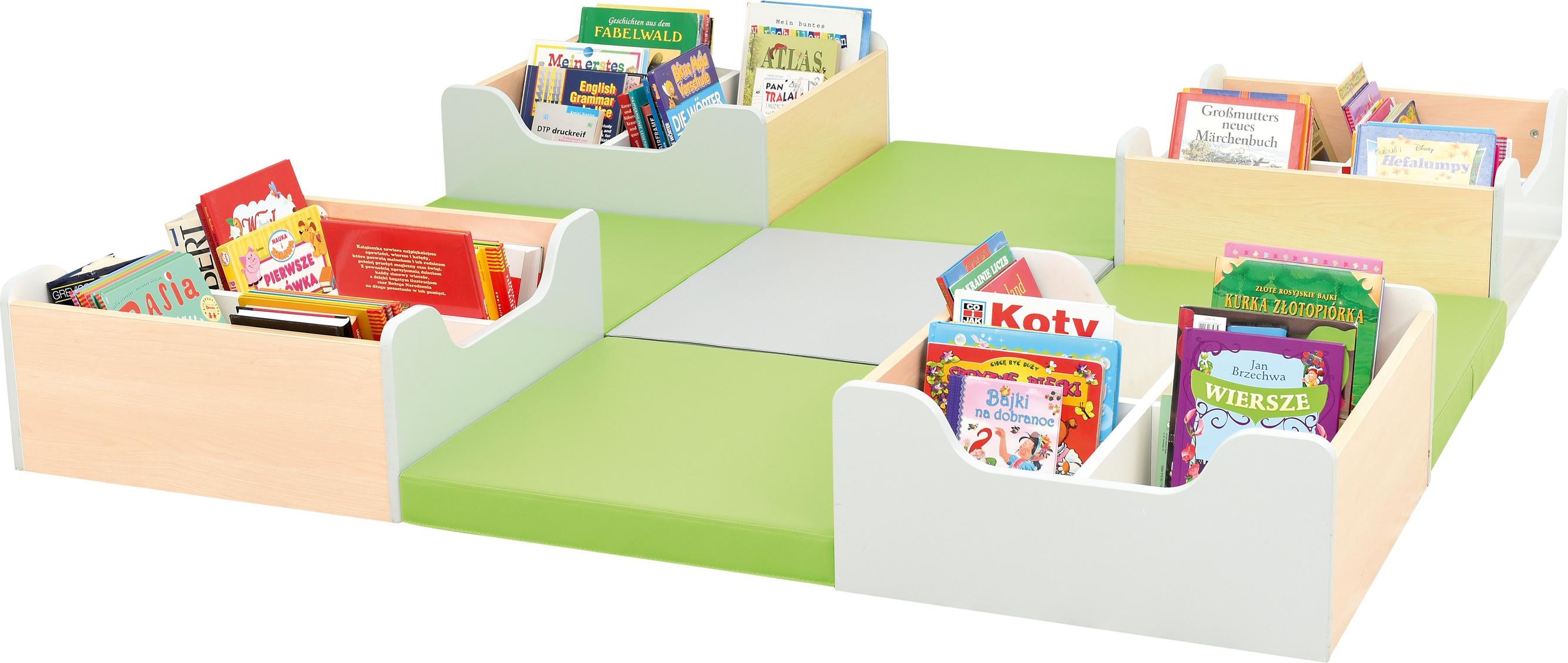 Leseecke mit Bücherkisten und grünen Sitzmatten. - Produkt wird im Kindergarten oder Schule genutzt.