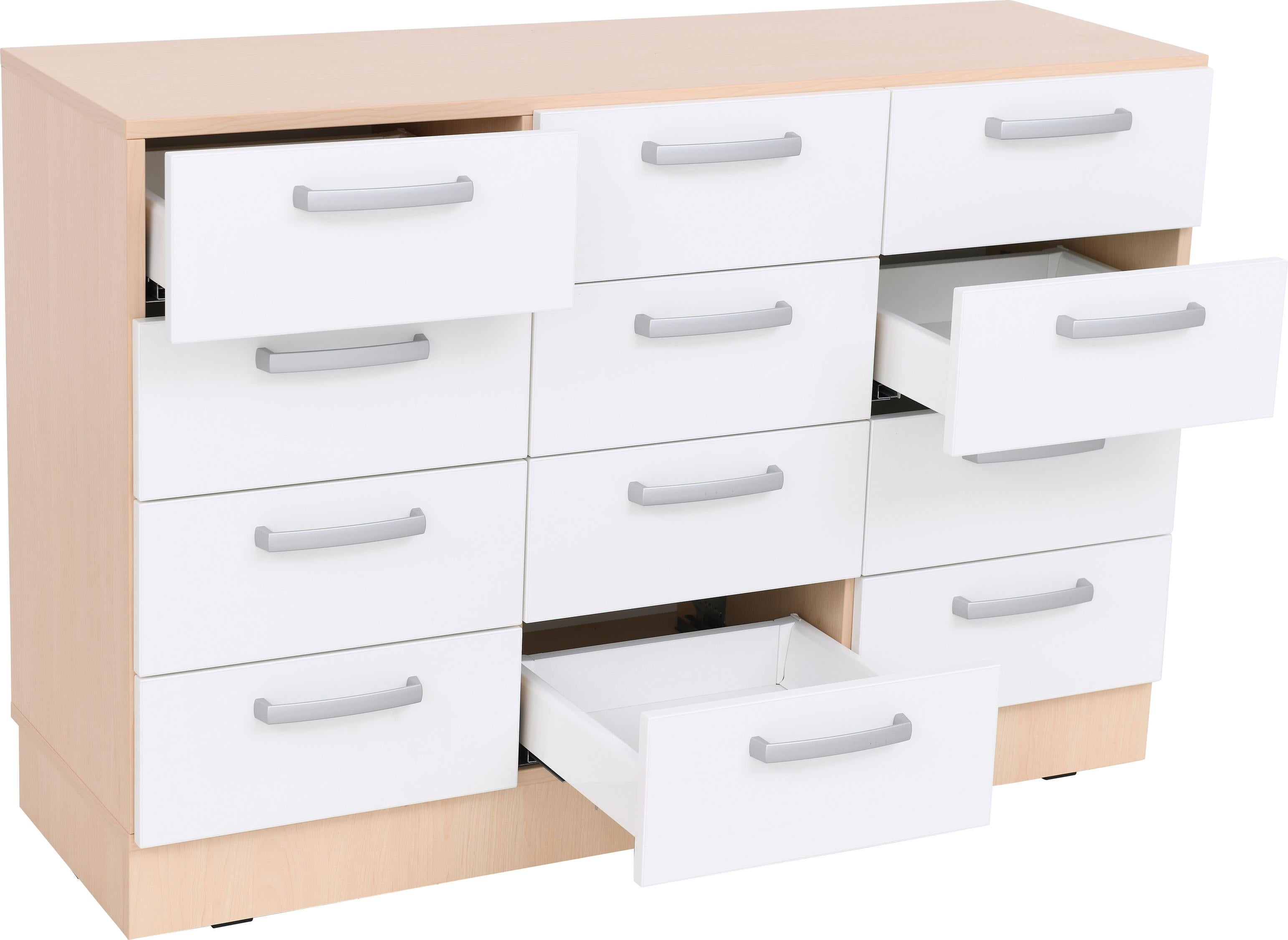 Schubladenschrank mit zwölf weißen Fronten, Ahornstruktur sichtbar.