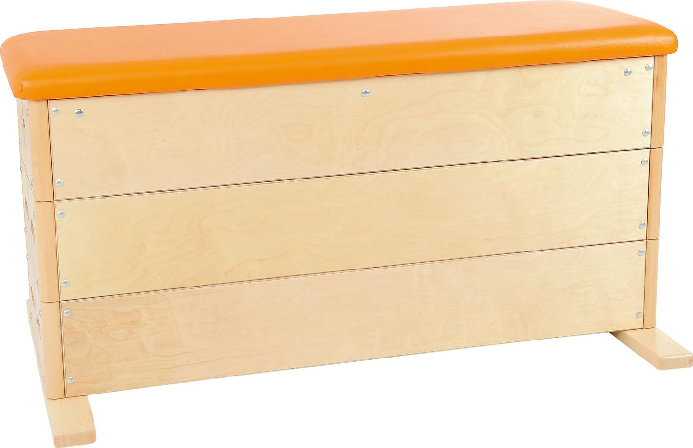 Stabiler, 3-teiliger Sprungkasten für Turnhalle im Bild.