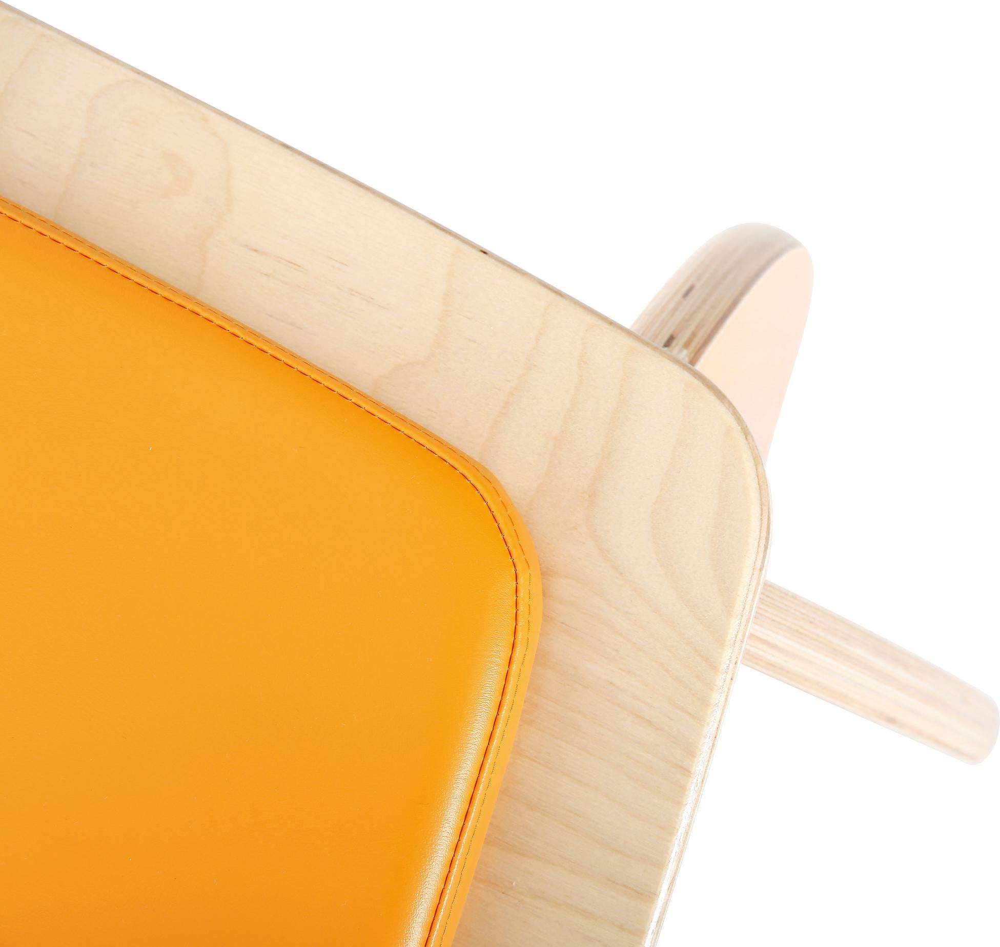 Turnpodest klein mit gepolsterter Oberfläche, ideal für Turnhalle.