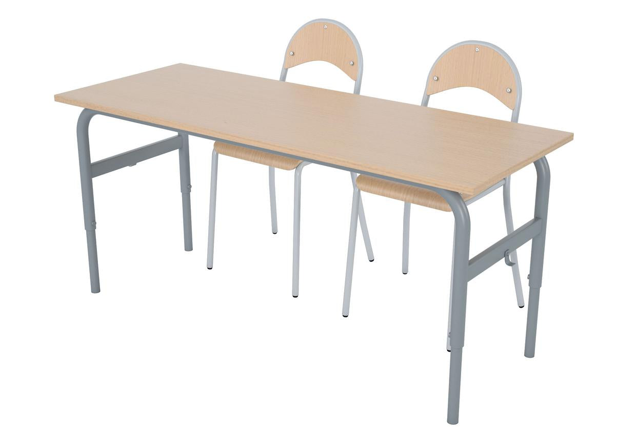 Doppeltisch mit Stühlen für Schüler im Klassenzimmer.
