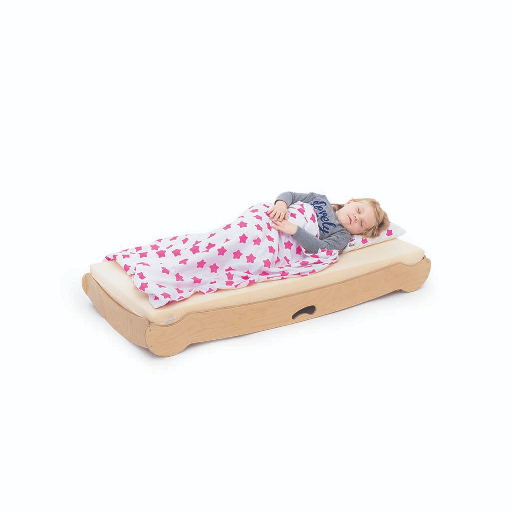 Schlafraum Krippenbett aus Holz mit Kind und Bettwäsche