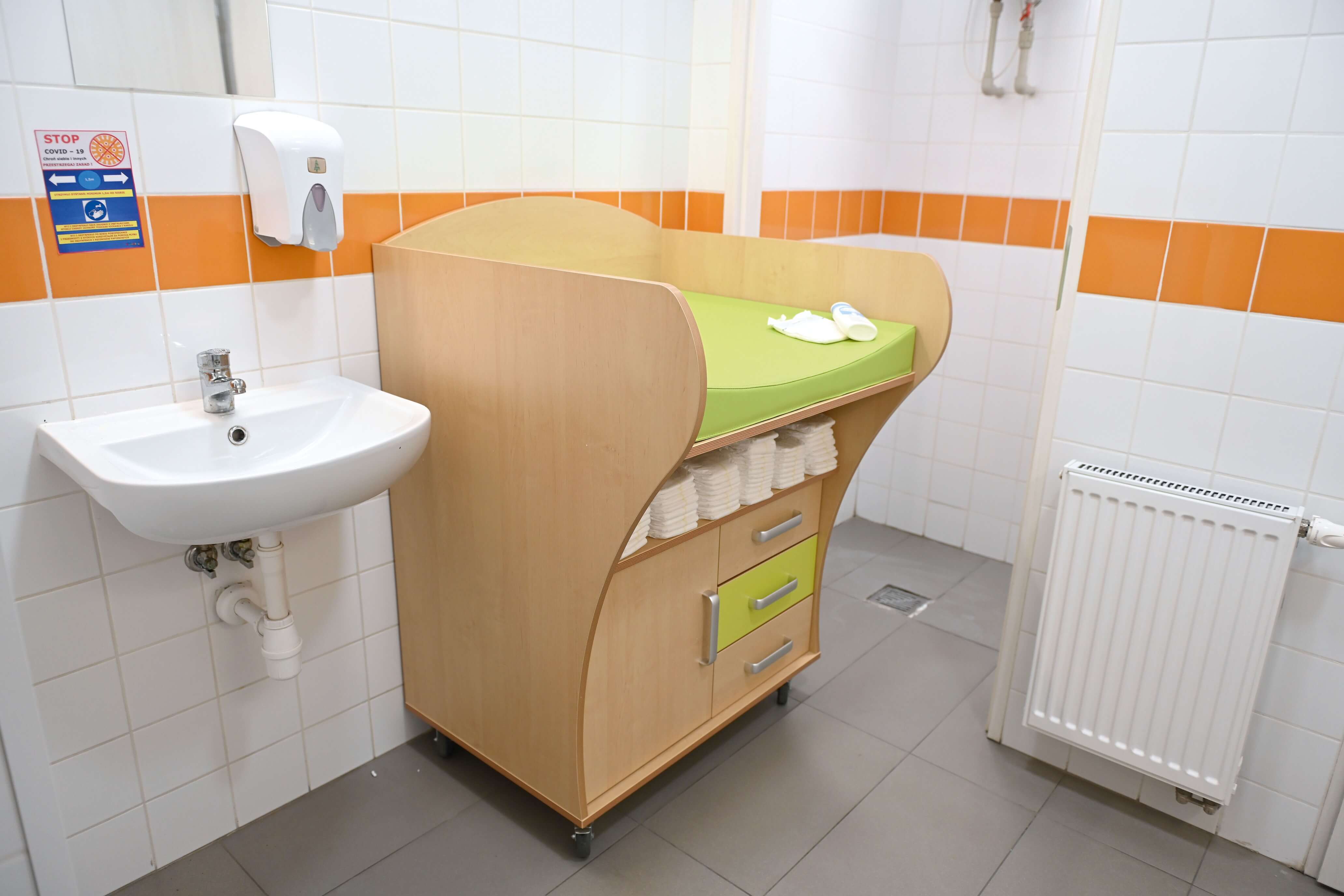 Wickelkommode auf Rollen inkl. Wickelauflage