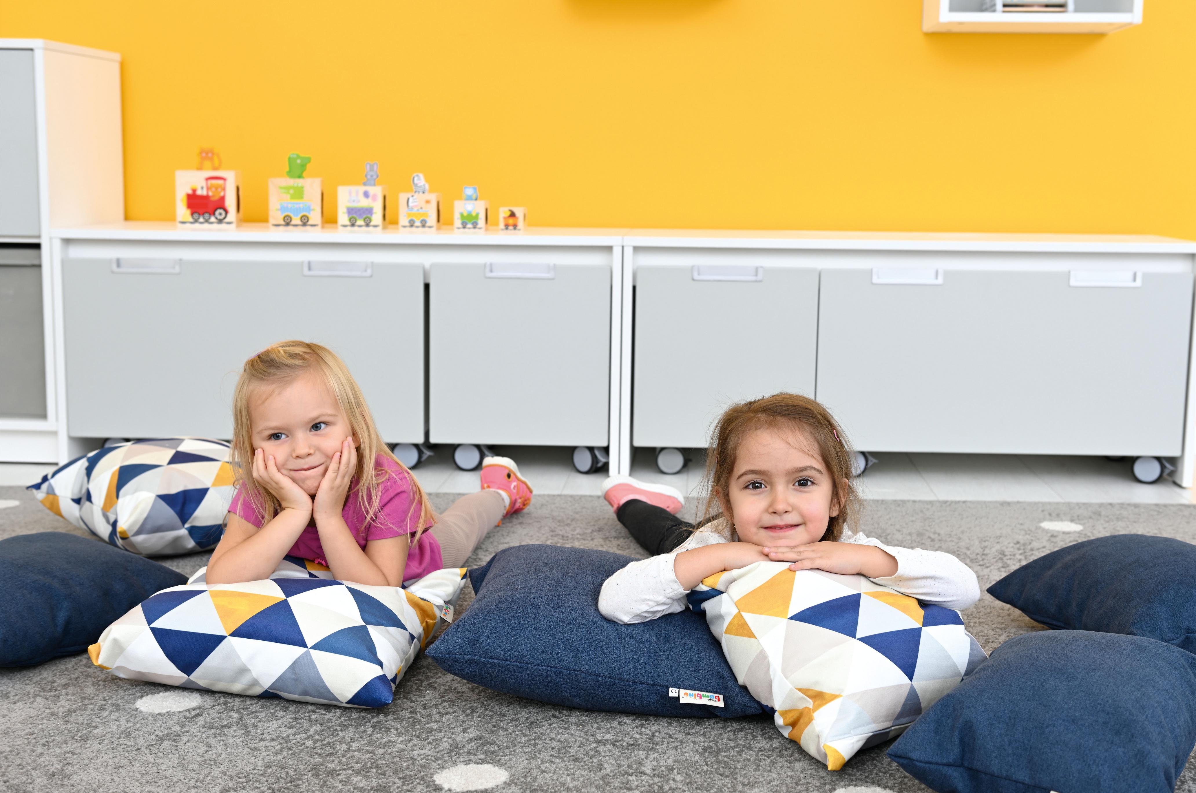 Kissen Relax für Sitzlandschaft mit spielenden Kindern.