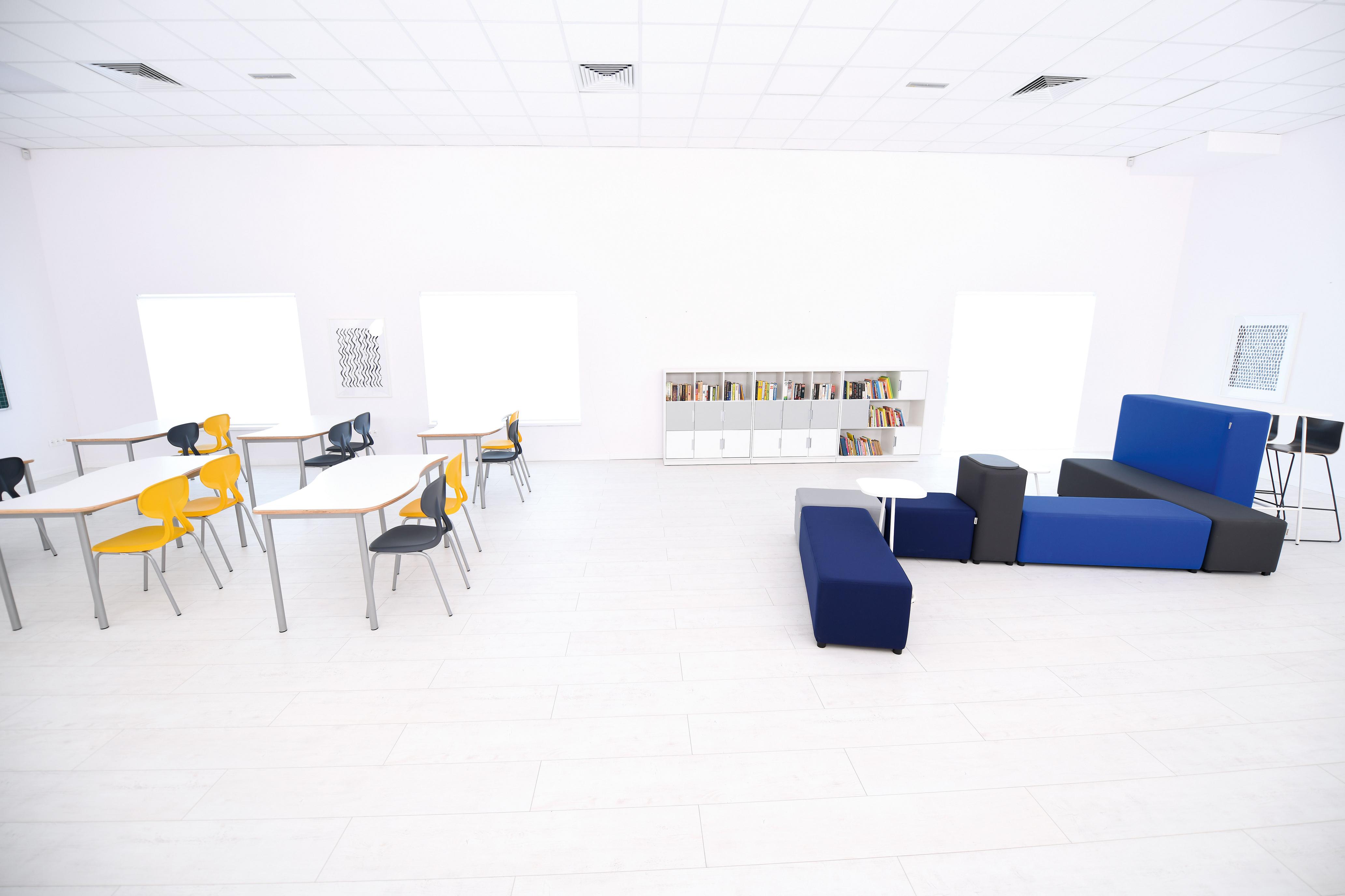 Modulare Sitzlandschaften mit Tischplatte im Schulraum.