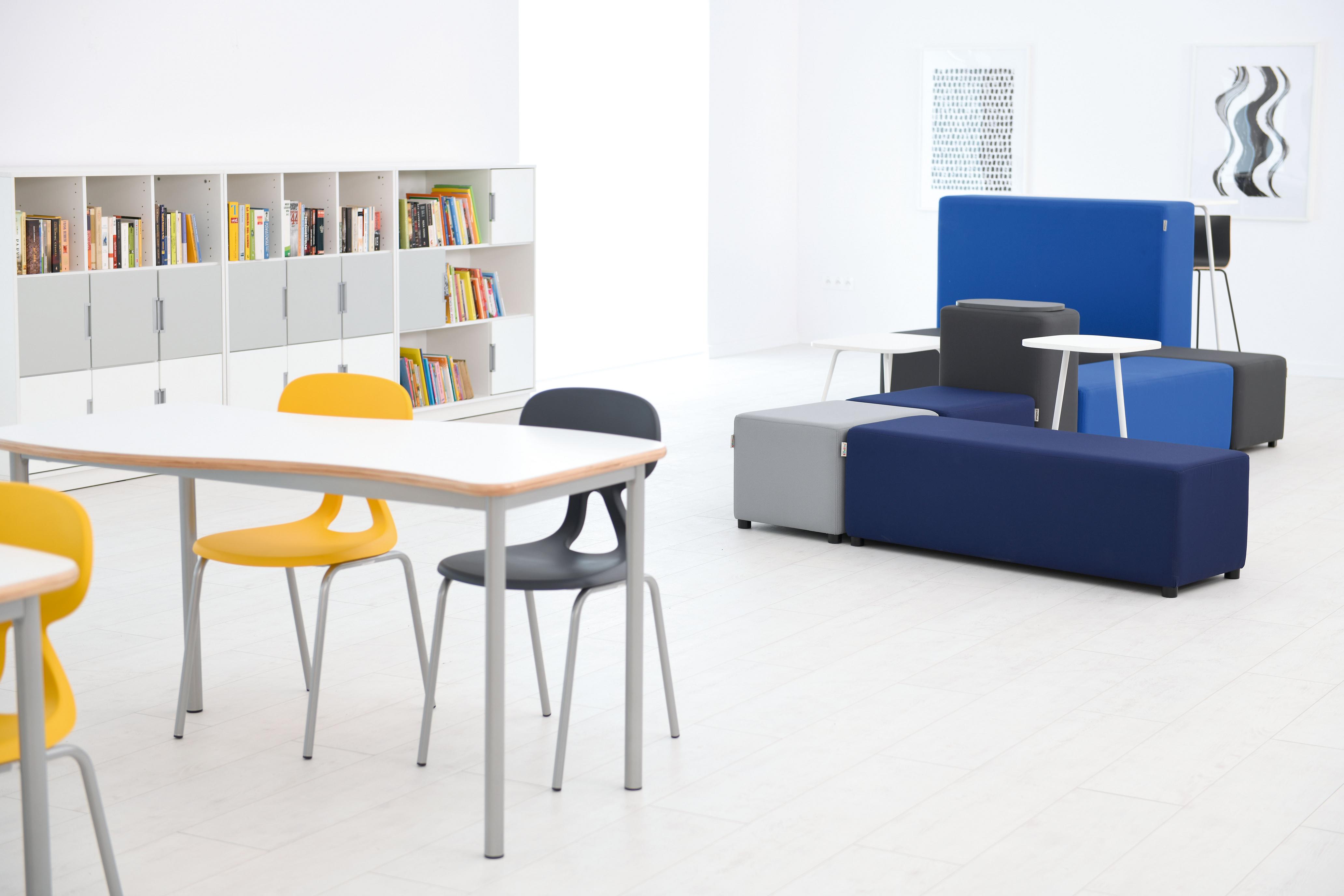 Modulare Sitzlandschaften und Loungemöbel für Schule und Büro.