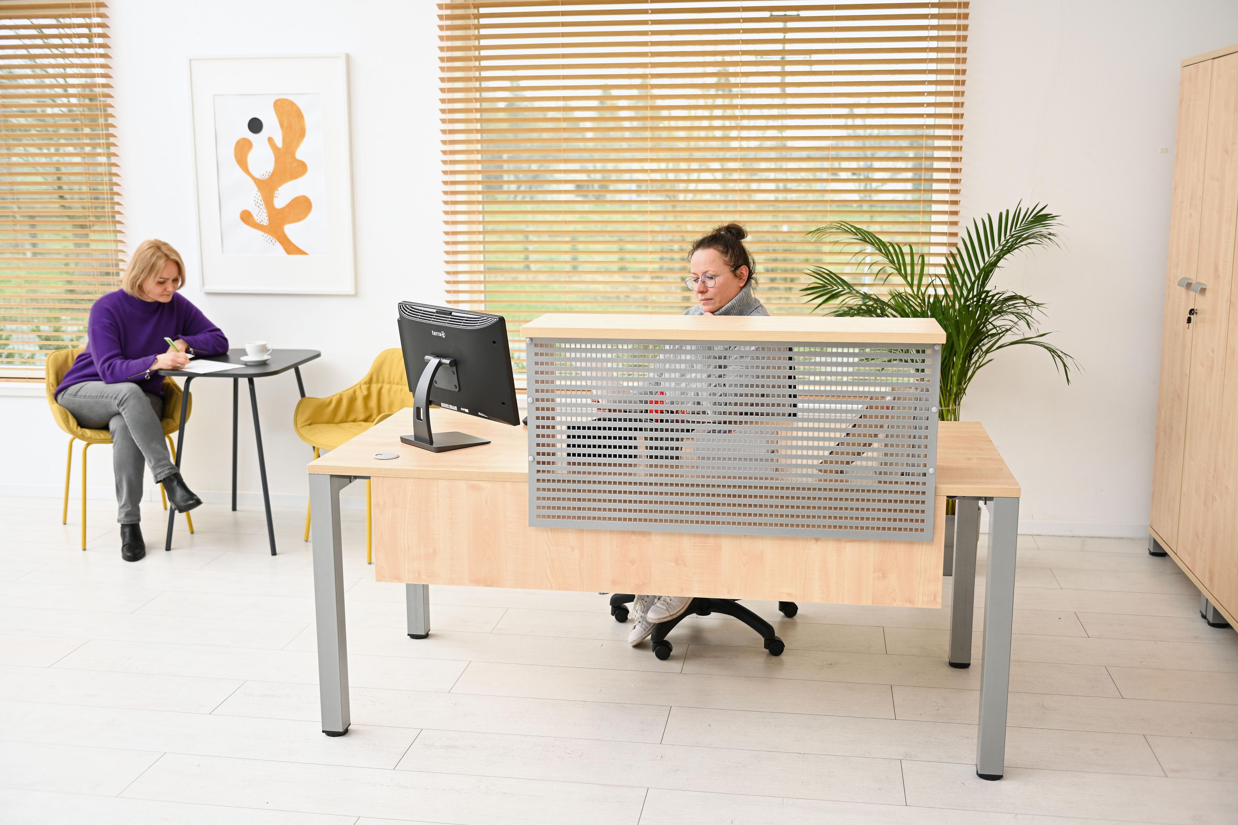 Ein moderner Rezeptionstresen in einem hellen Raum.