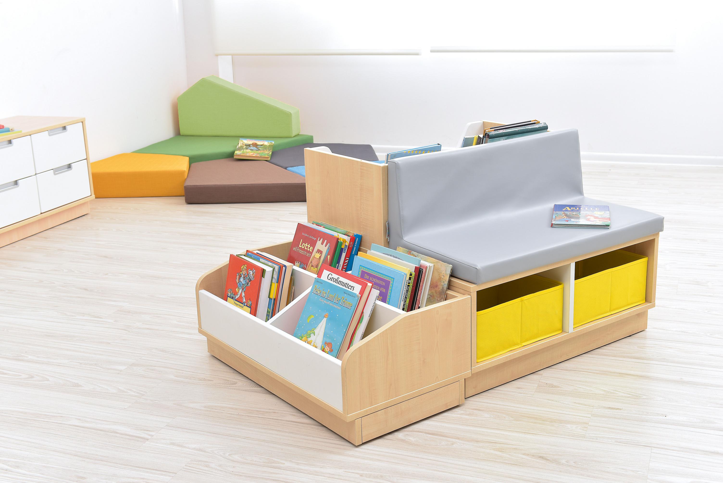 Bücherbank mit Sitzbank in der bunten Leseecke. - Produkt wird im Kindergarten oder Schule genutzt.