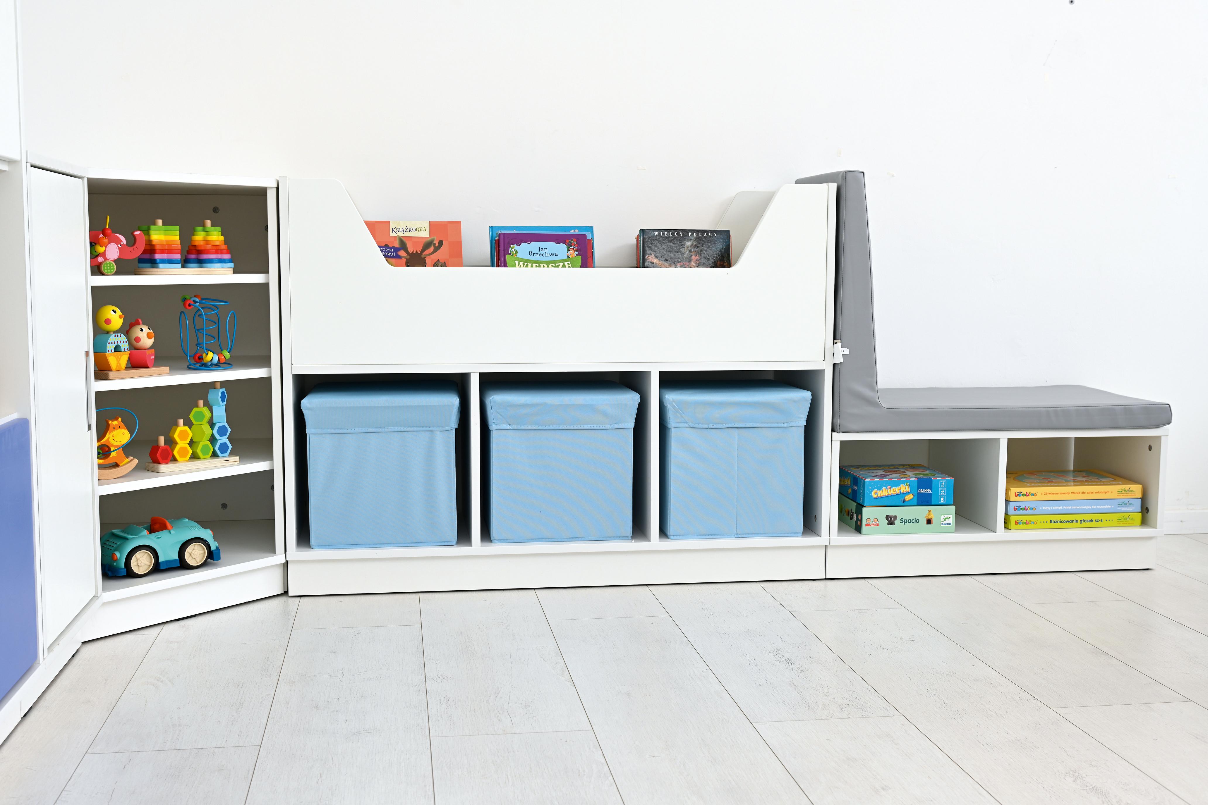Bücherkahn mit Spielzeug und Büchern in Kiga-Regal. - Produkt wird im Kindergarten oder Schule genutzt.