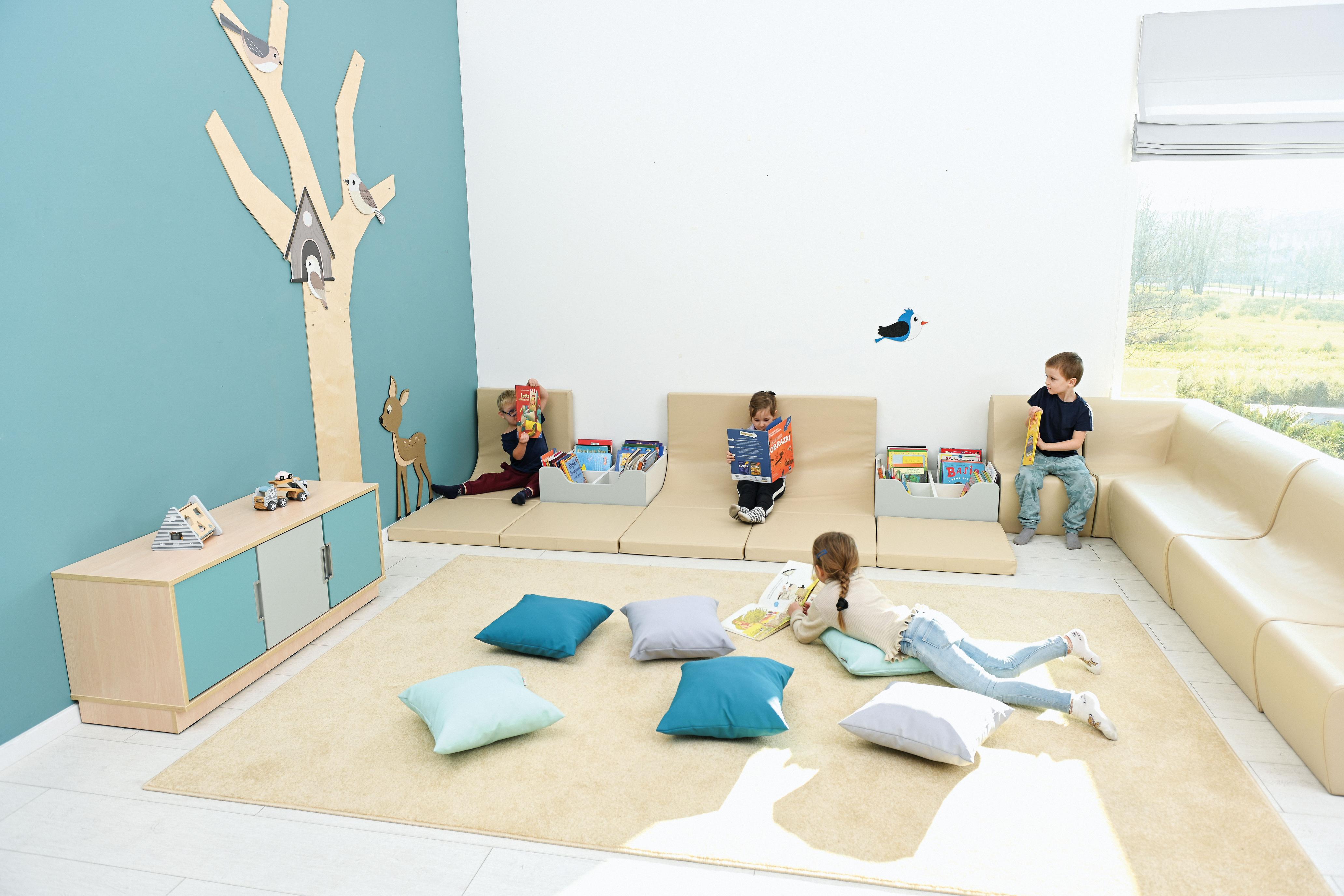 Bücherkiste in gemütlicher Leseecke mit Kindern lesen. - Produkt wird im Kindergarten oder Schule genutzt.