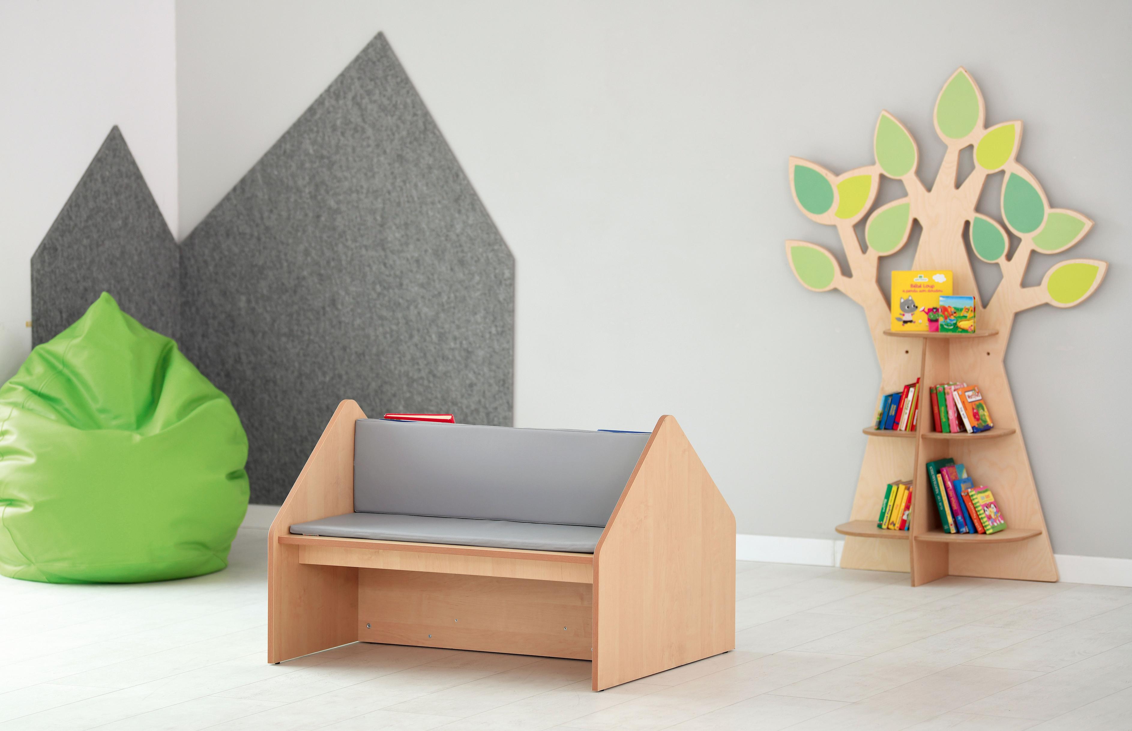 Bücherregal mit Sitzbank in gemütlicher Leseecke. - Produkt wird im Kindergarten oder Schule genutzt.