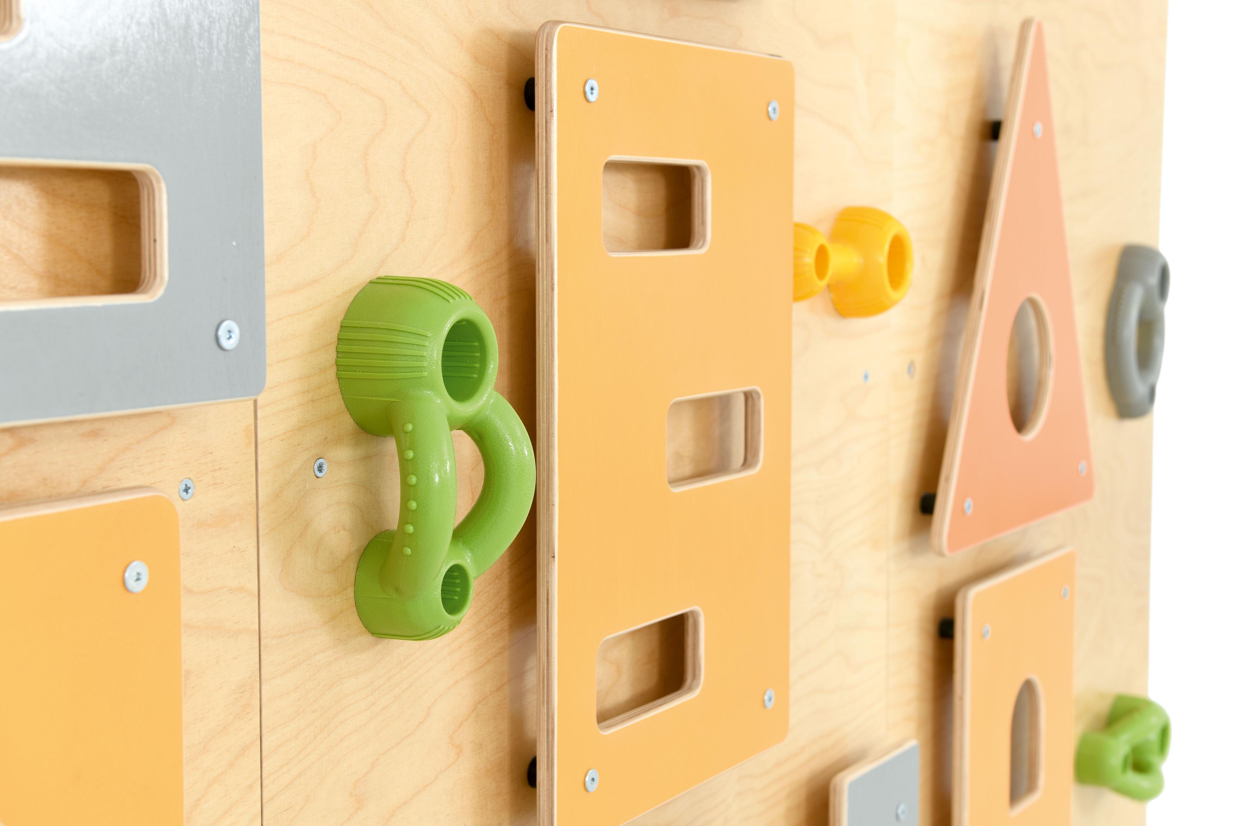 Bunte Klettergriffe an einer Kletterwand für Kindergarten.