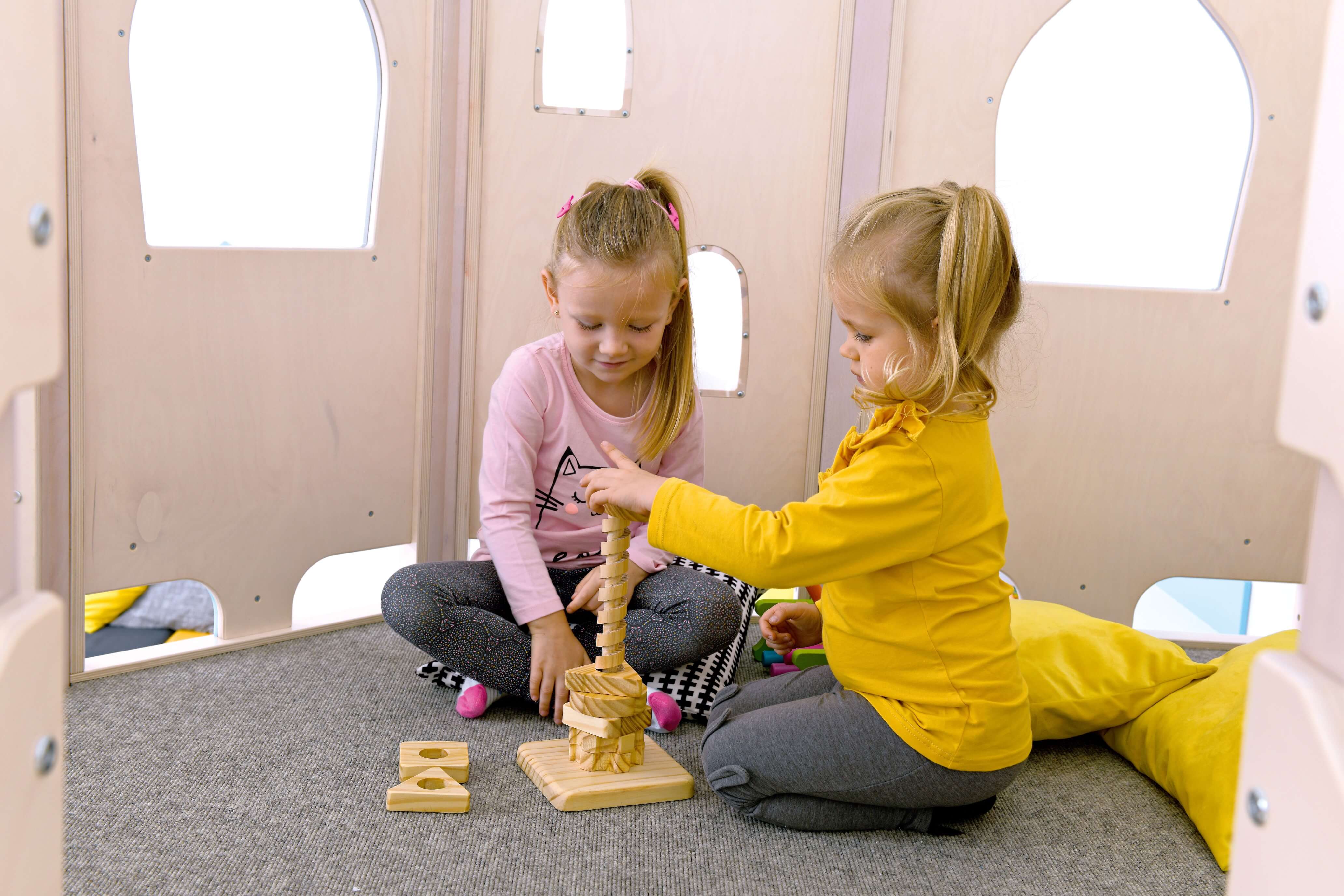 Detailansicht Kindergarten Spielburg Märchenschloss von innen mit spielenden Kindern