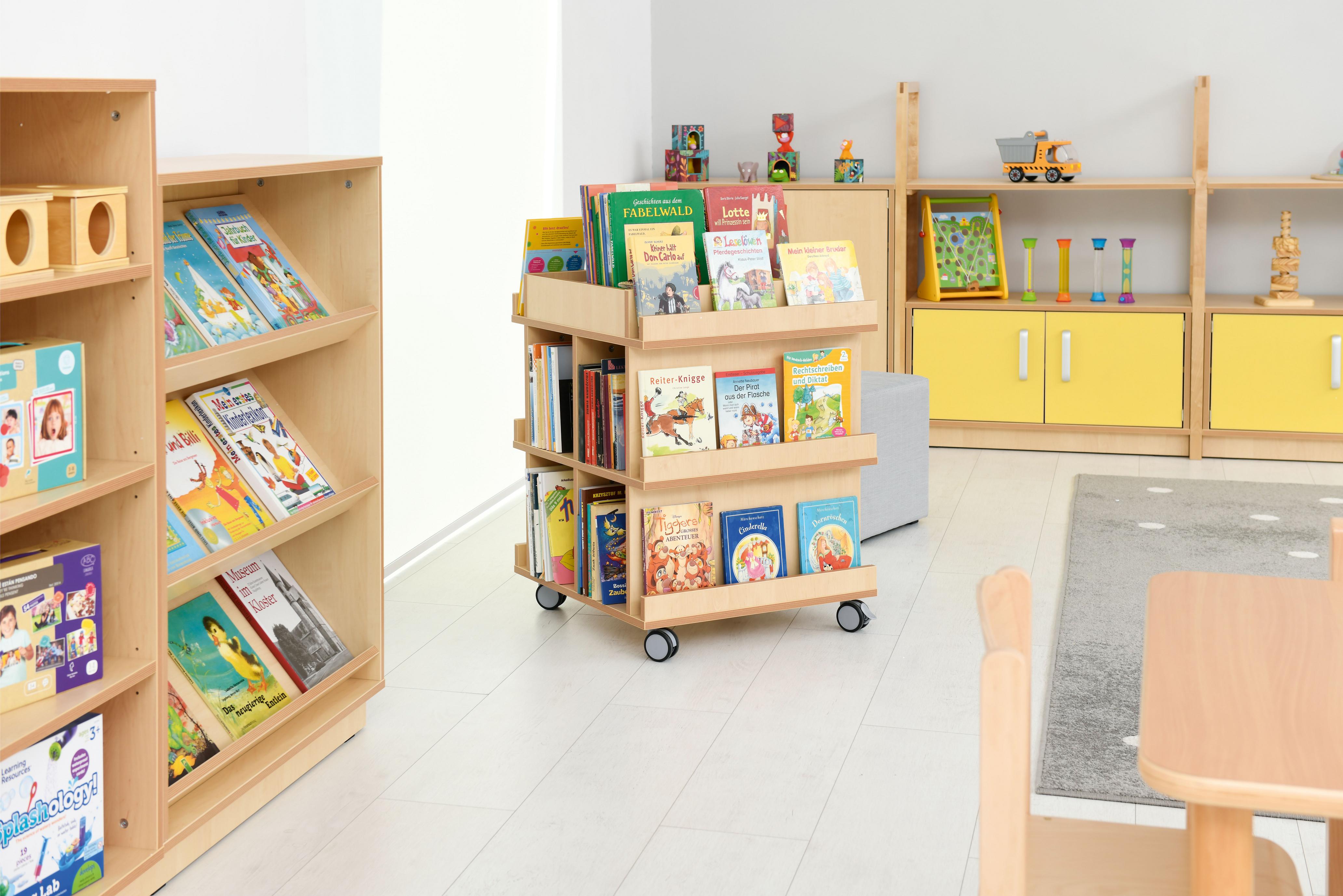 Flexi Bücherregal auf Rollen – Mobiles Highlight für die Leseecke - Produkt wird im Kindergarten oder Schule genutzt.