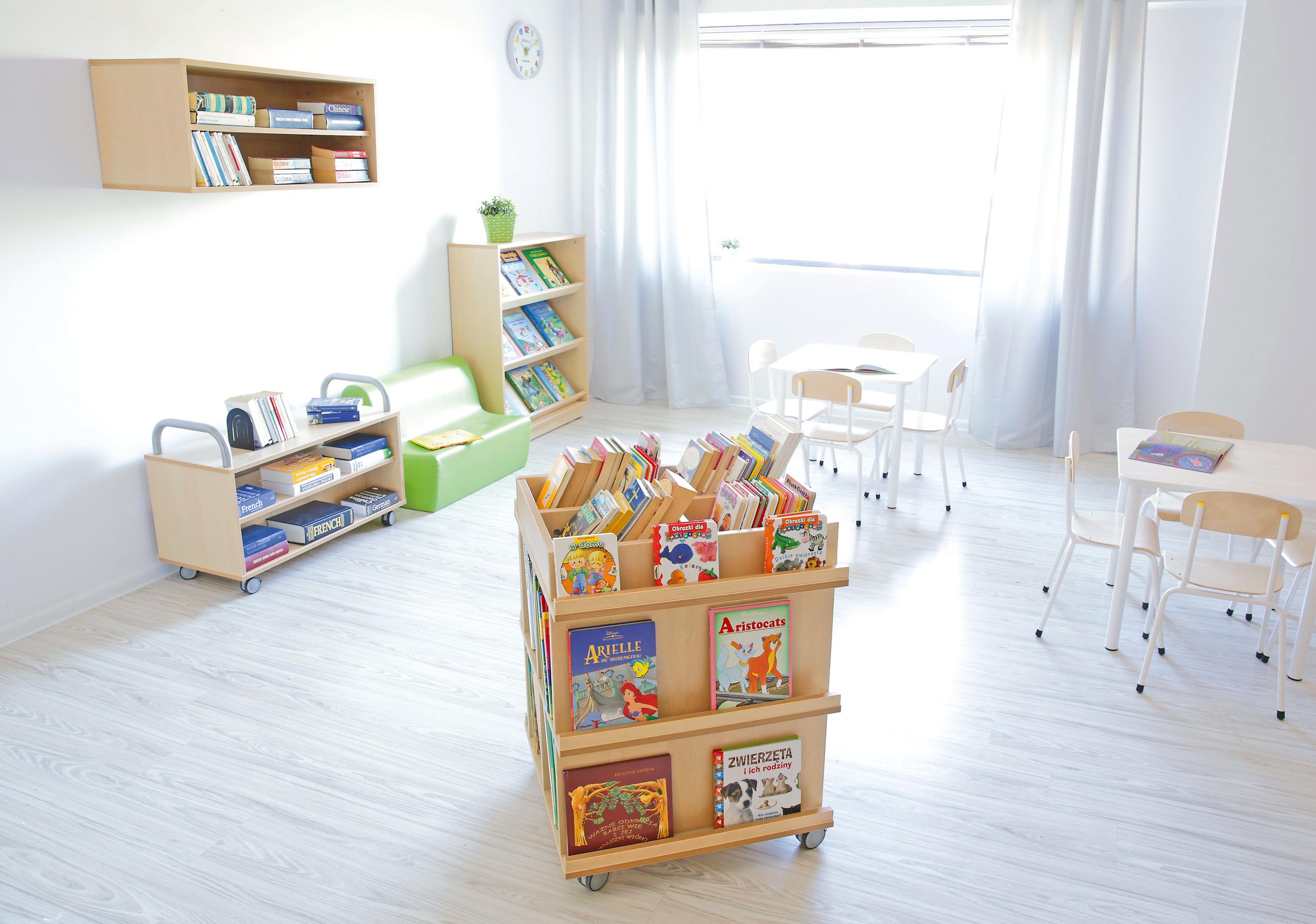 Flexi Bücherregal auf Rollen – Mobiles Highlight für die Leseecke - Produkt wird im Kindergarten oder Schule genutzt.