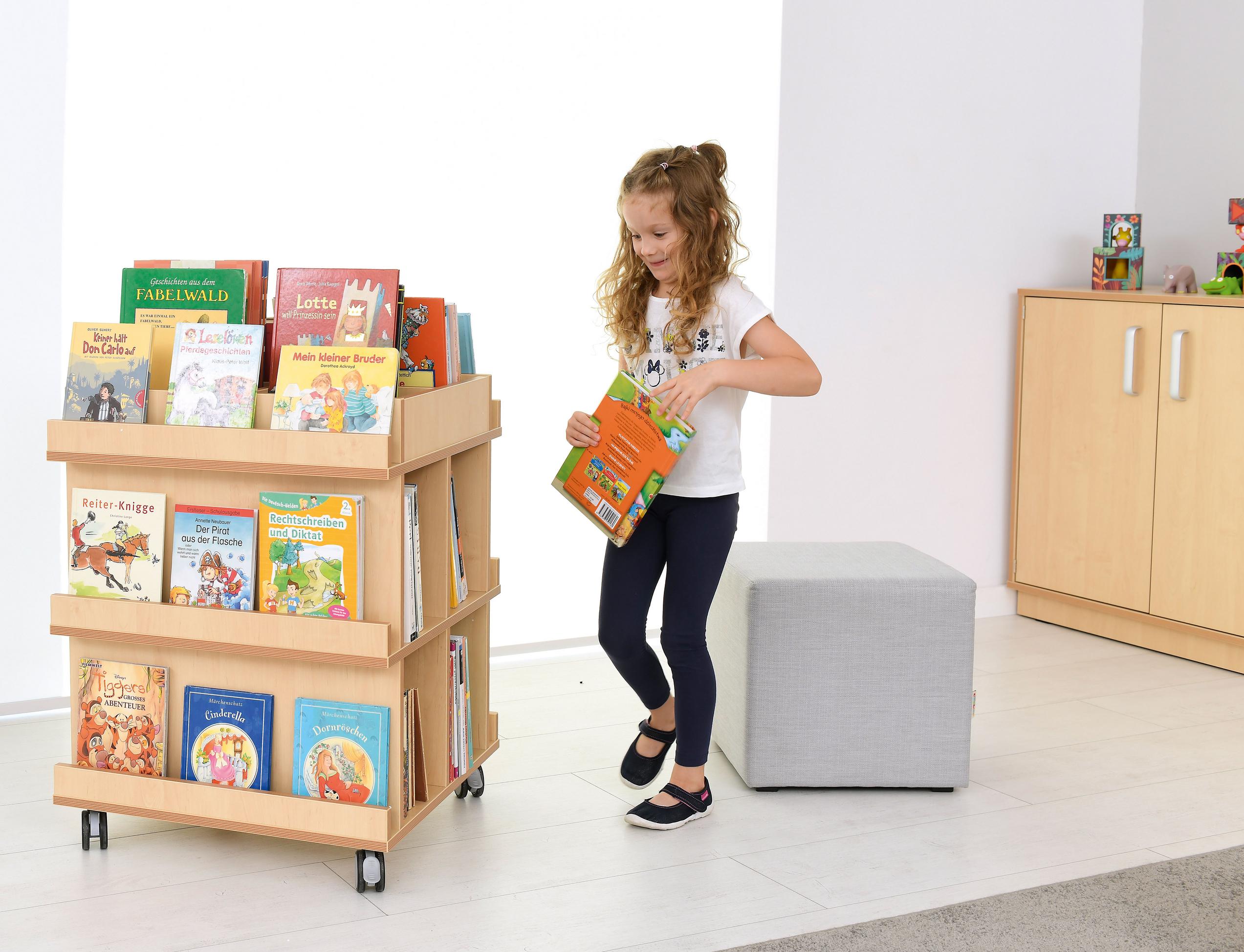 Flexi Bücherregal auf Rollen – Mobiles Highlight für die Leseecke - Produkt wird im Kindergarten oder Schule genutzt.