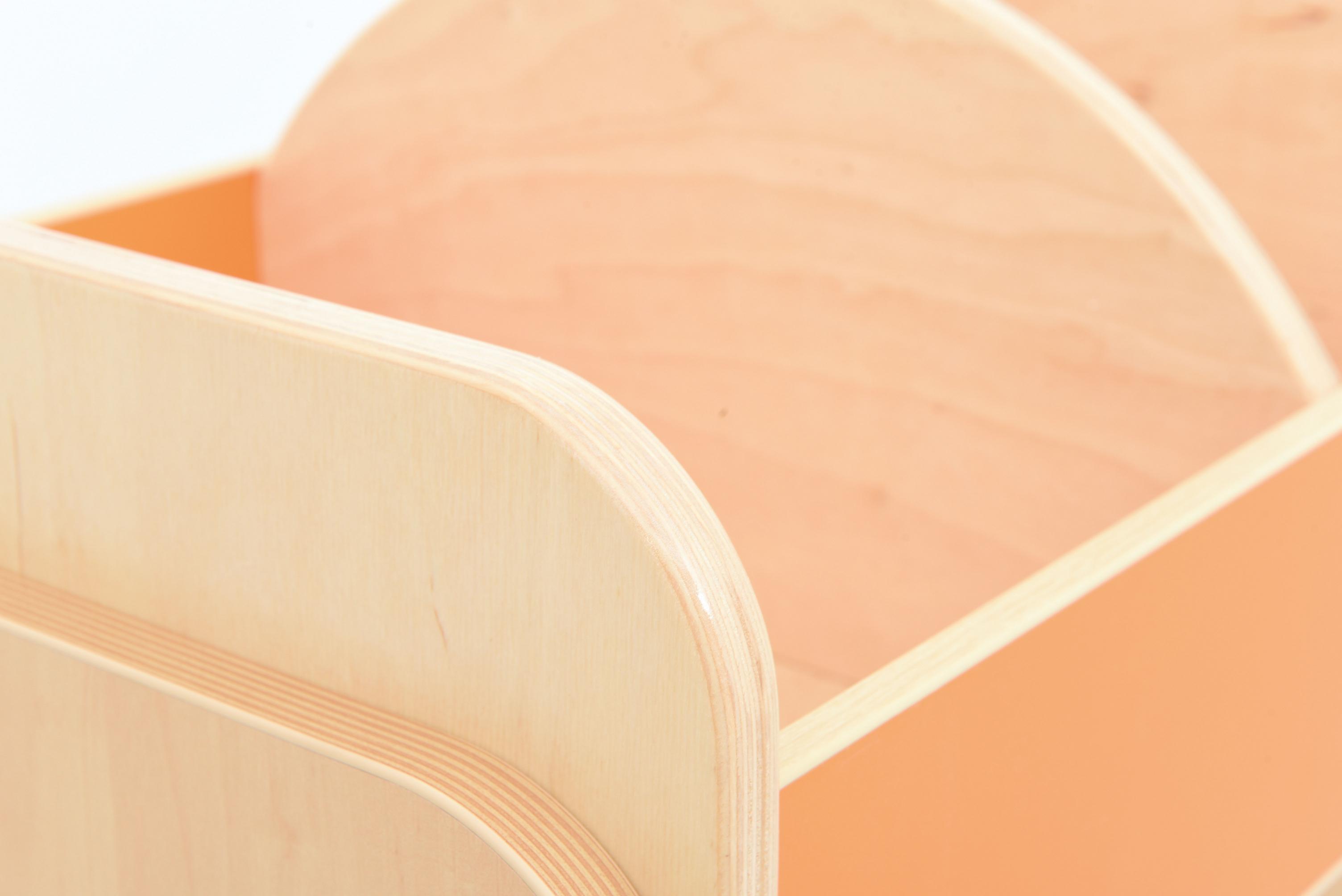 Flexi Mobiles Bücherregal in einer Leseecke im Detail. - Produkt wird im Kindergarten oder Schule genutzt.