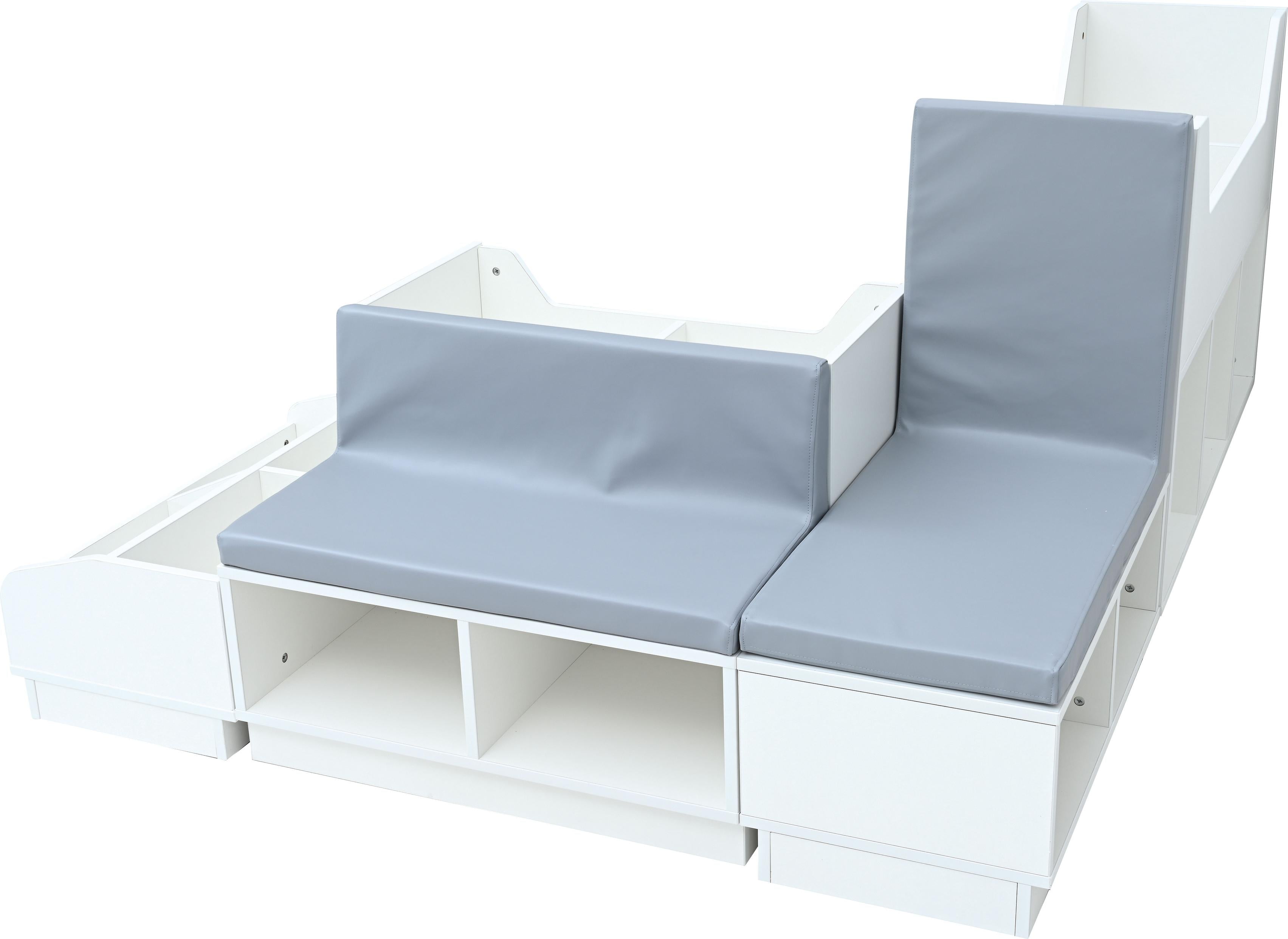 Geräumige Bücherbank für Leseecke mit grauem Polster. - Produkt wird im Kindergarten oder Schule genutzt.