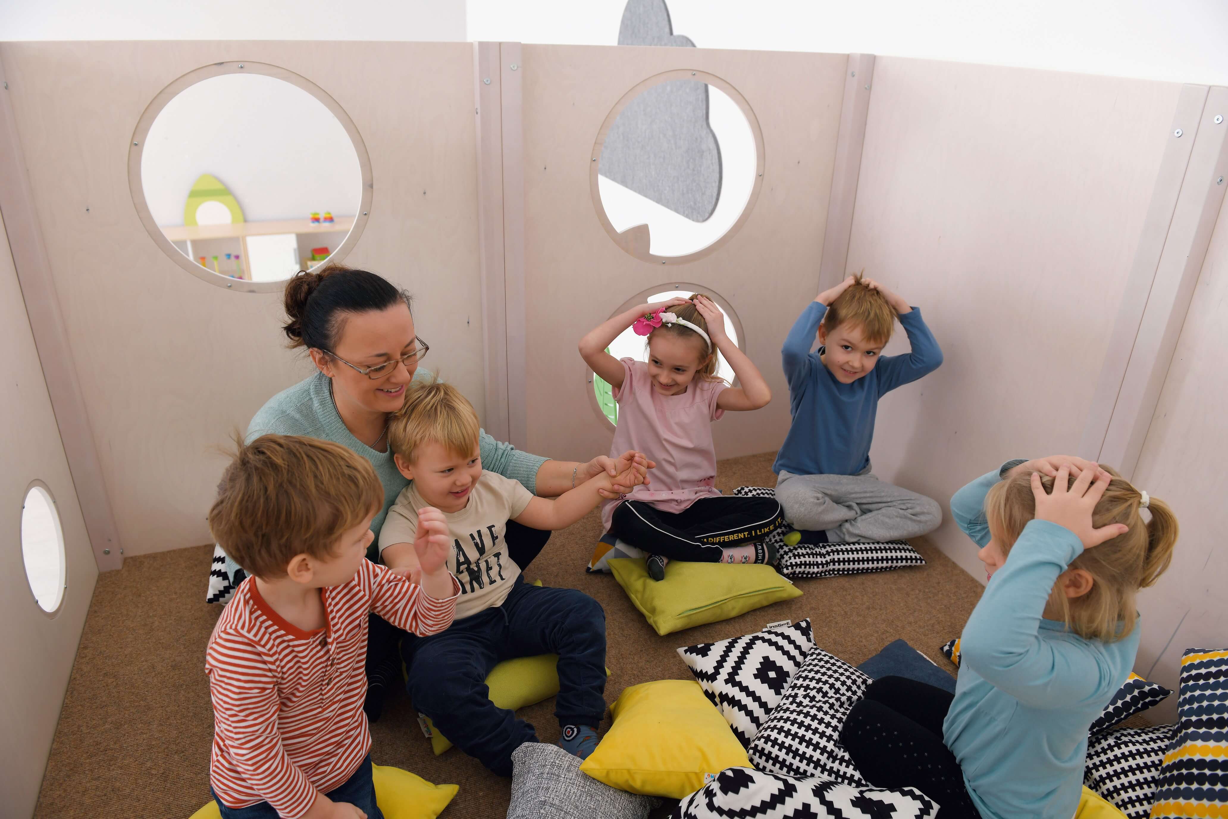 Hochebene Flora für Kindergarten Detailansicht von oben mit Kindern und Erzieherin