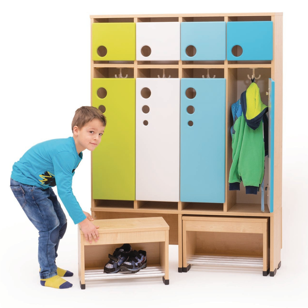 Kind verschiebt Sitzbank der Garderobe im Kindergarten.
