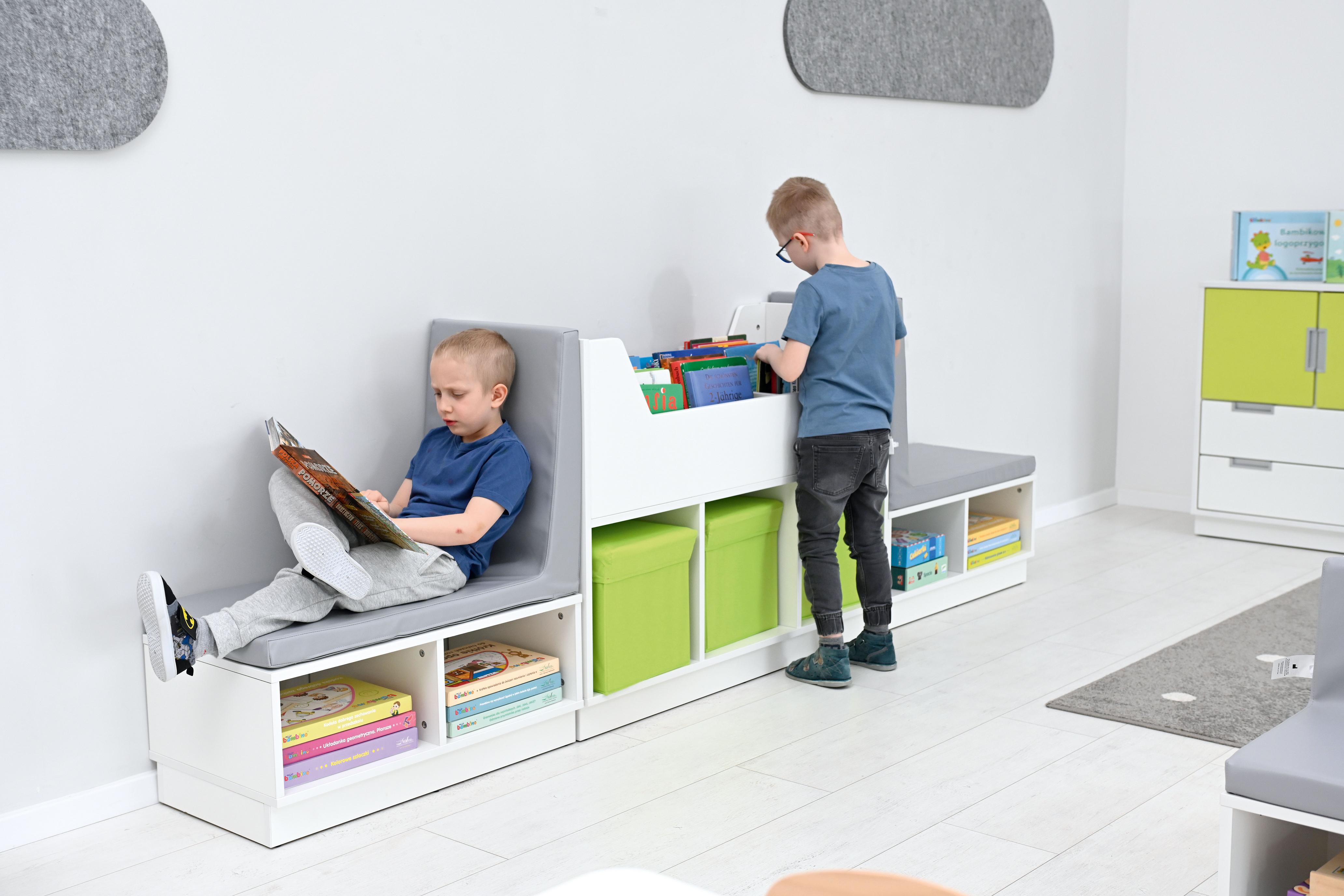 Kinder nutzen Quadro Bücherkahn im Gruppenraum. - Produkt wird im Kindergarten oder Schule genutzt.
