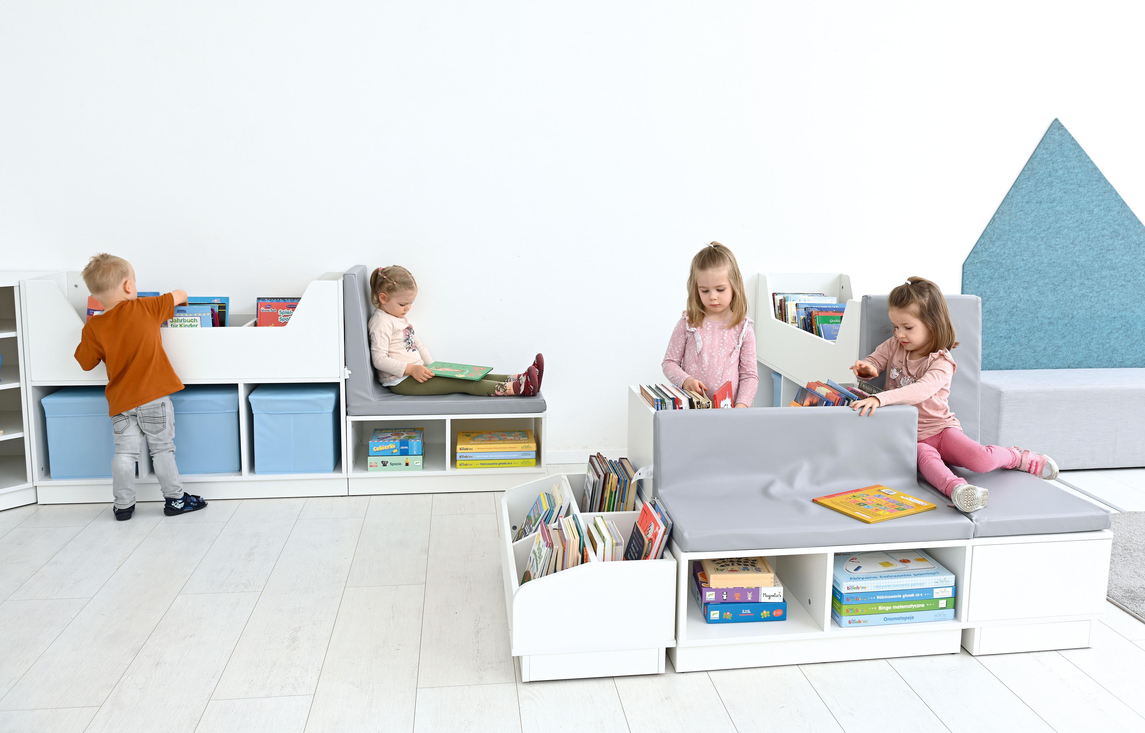 Kinder nutzen Quadro Bücherkahn im Kindergartenraum. - Produkt wird im Kindergarten oder Schule genutzt.