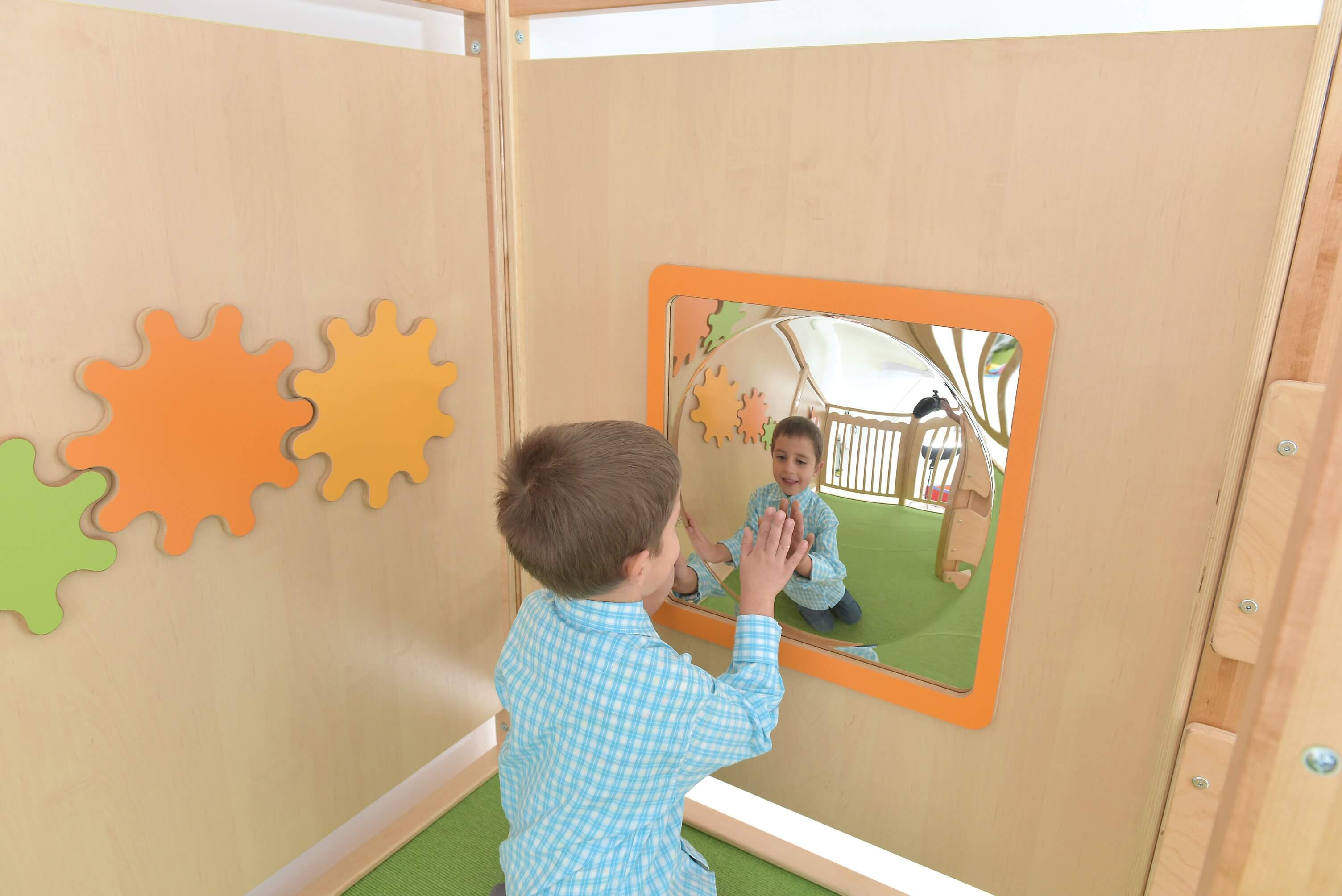 Kindergarten Hochebene Lotte Kind schaut in den Spiegel