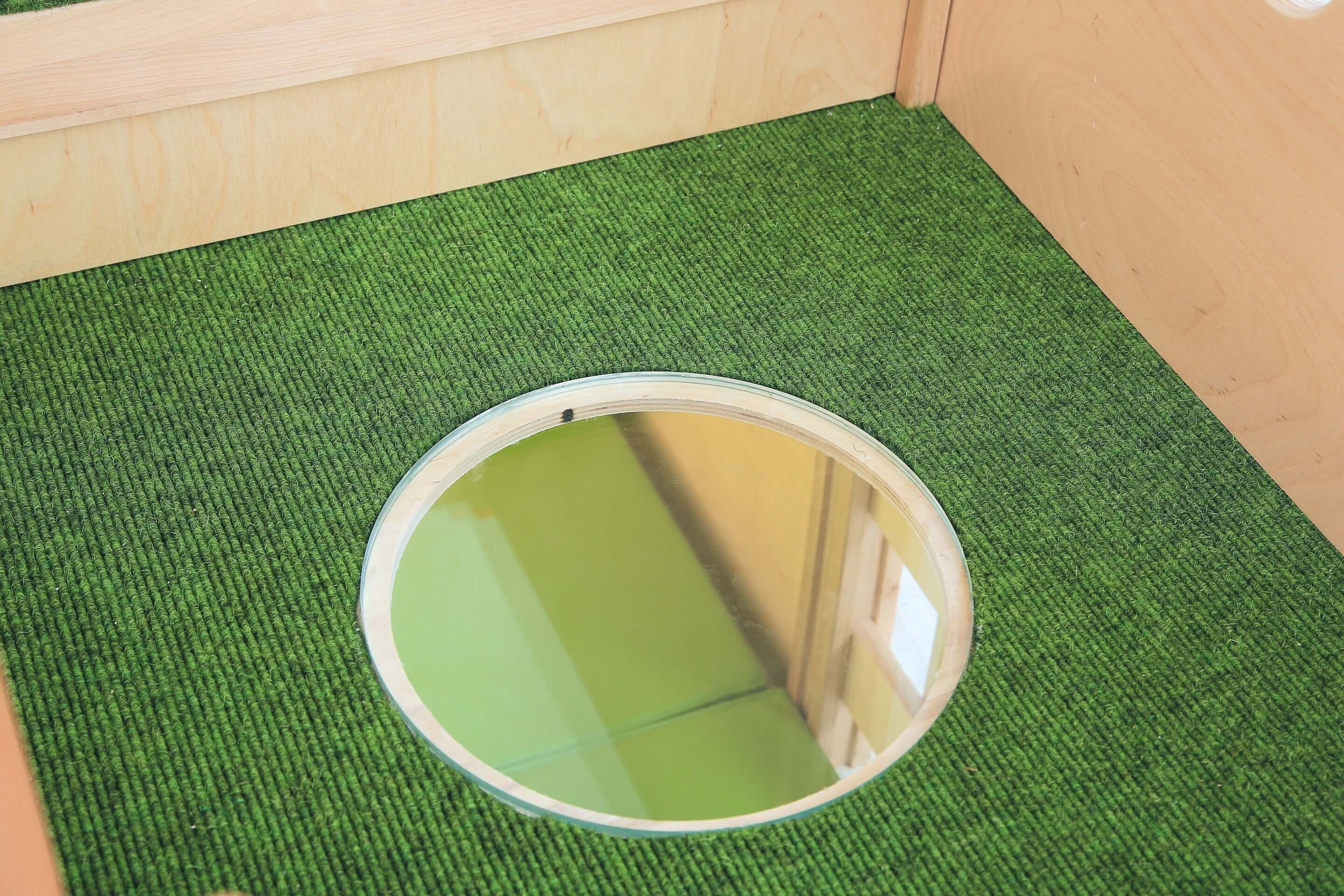 Kindergarten Spielburg Leo XXL Detailansicht Teppich mit Bodenfenster