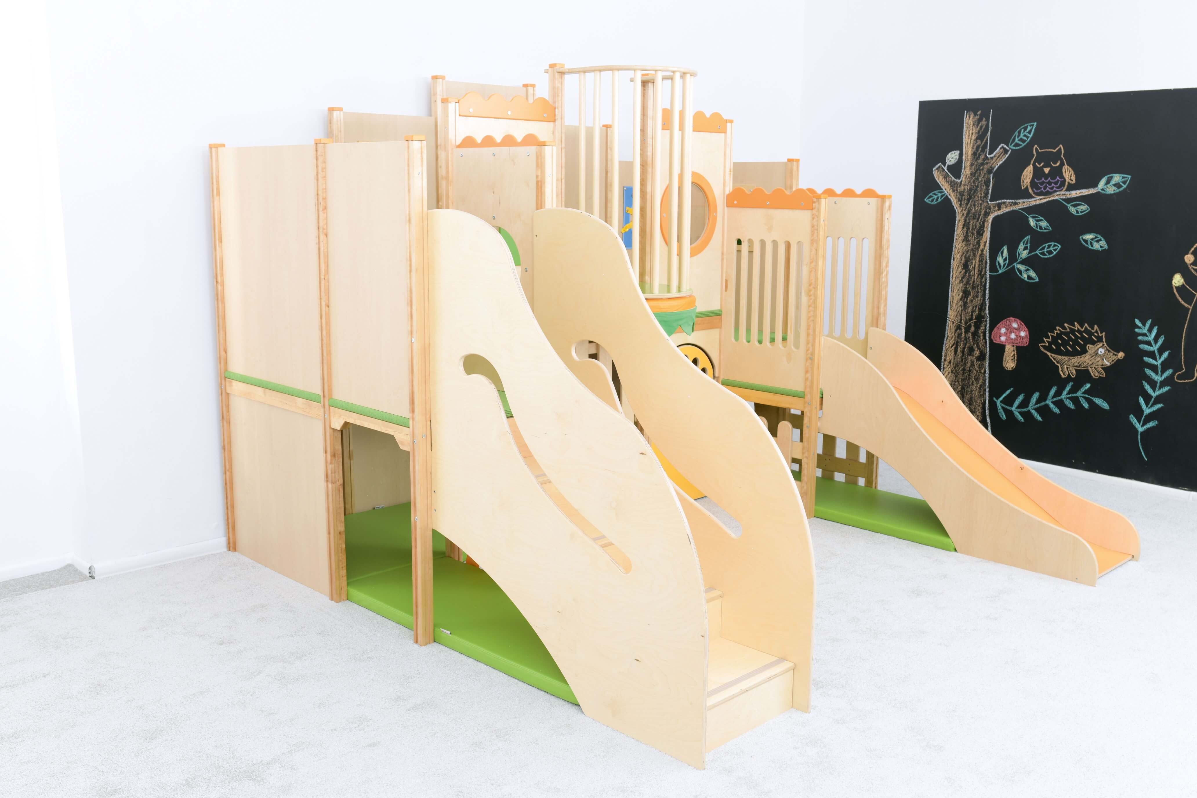 Kindergarten Spielburg Leo XXL im Gruppenraum von vorne links