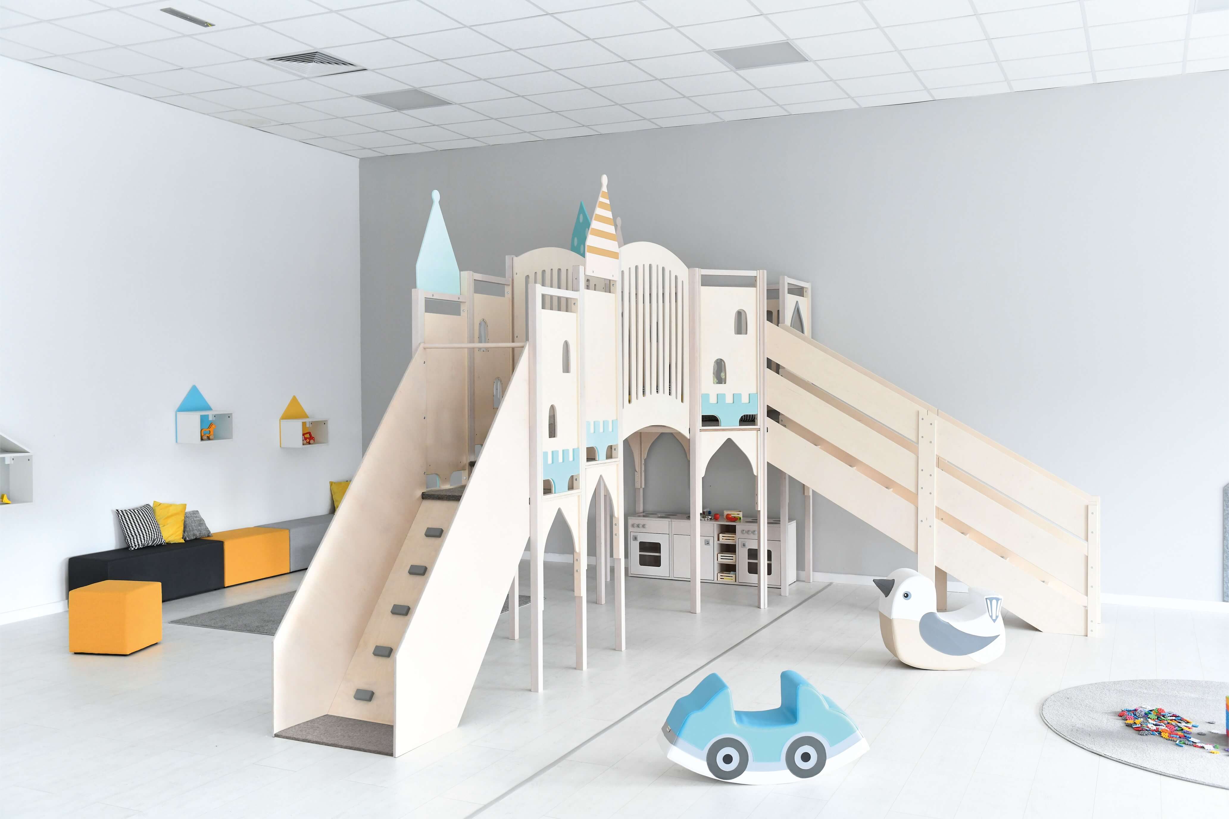 Kindergarten Spielburg Märchenschloss von vorne im Raum