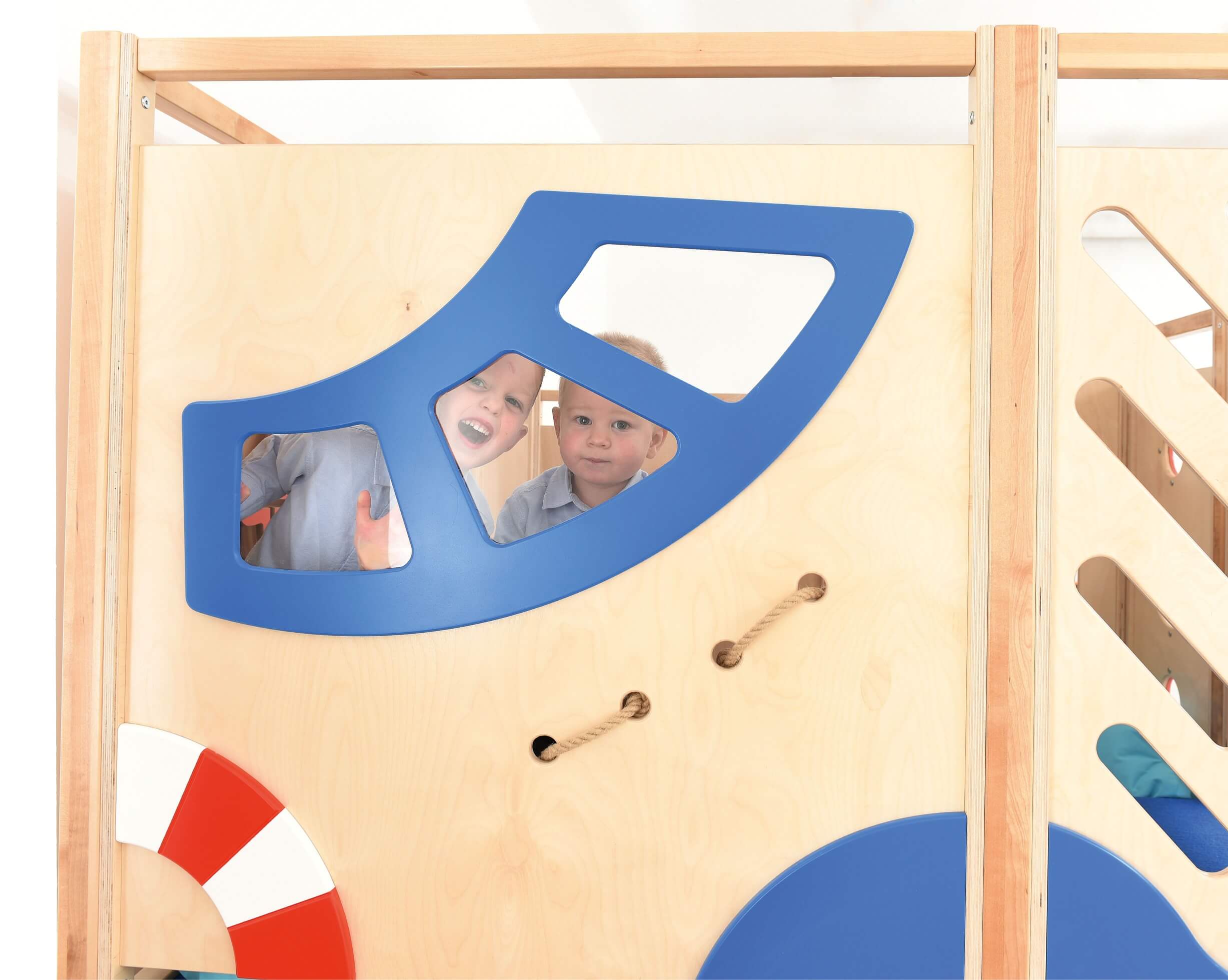 Kindergarten Spielburg Neptun obere Ebene Kindern an Aussichtsfenster 