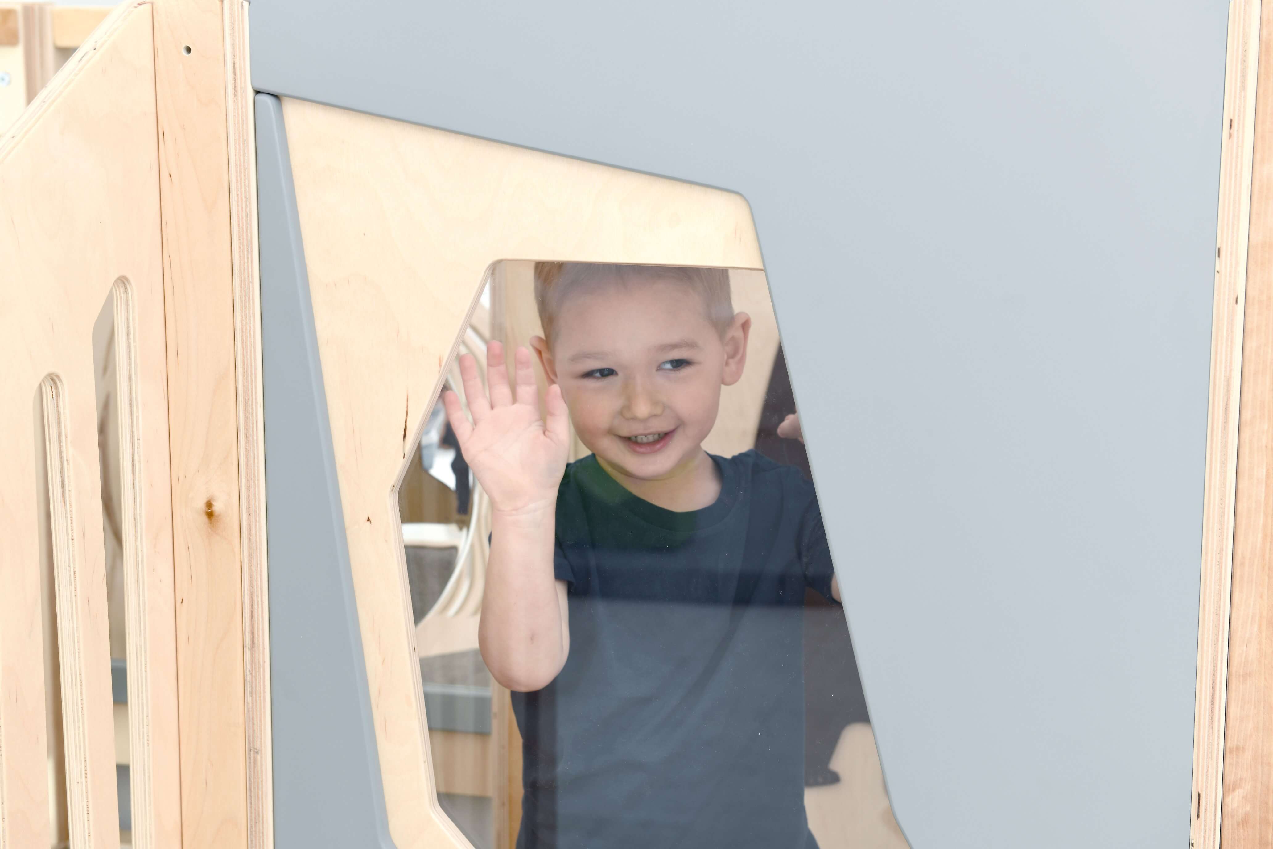 Kindergarten Spielpodest Alpenblick Detailansicht Fenster mit Kind