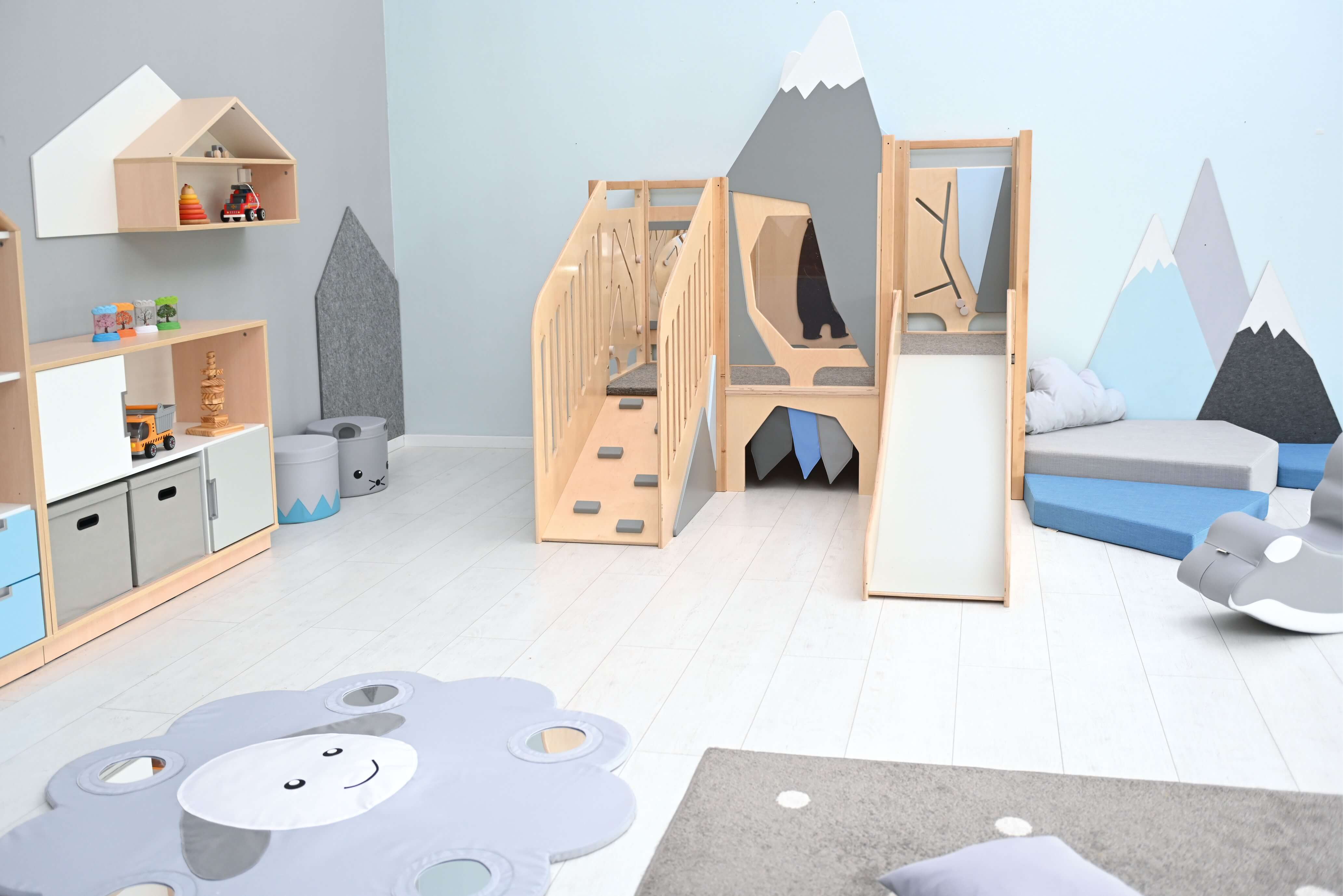 Kindergarten Spielpodest Alpenblick im Gruppenraum von vorne