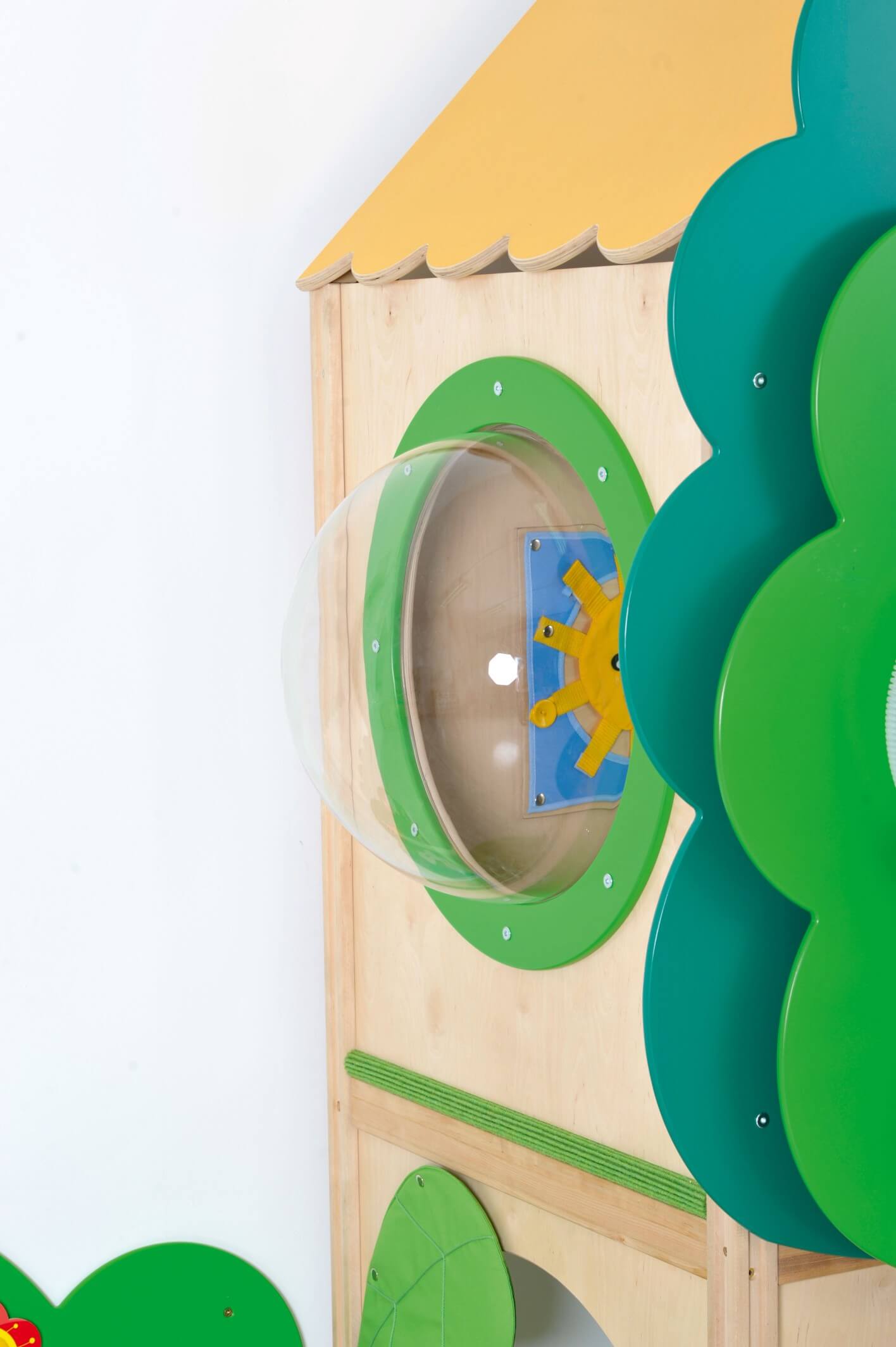 Kindergarten Spielpodest Baumhaus Detailansicht Bullauge