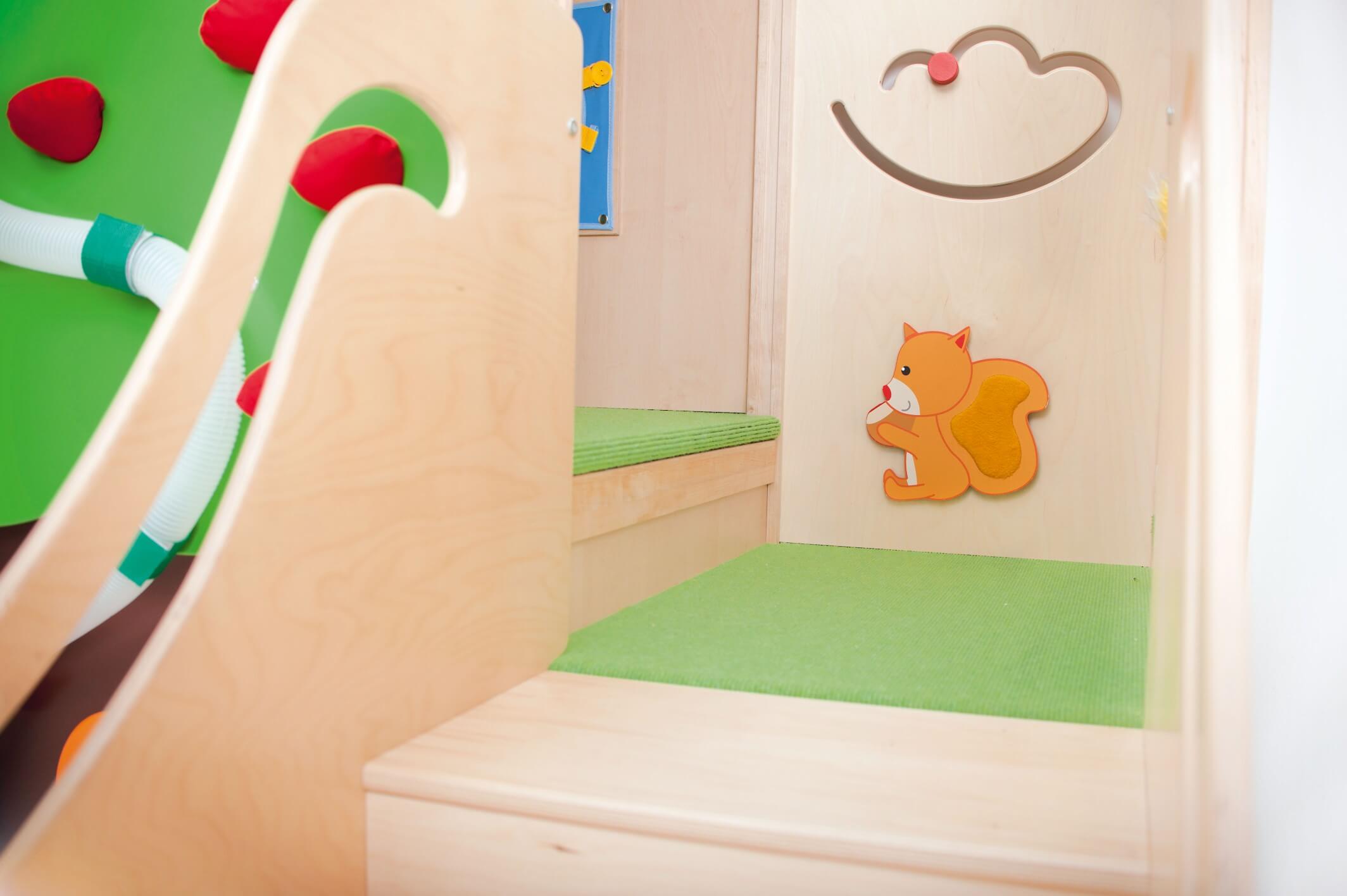 Kindergarten Spielpodest Baumhaus Detailansicht Teppichboden
