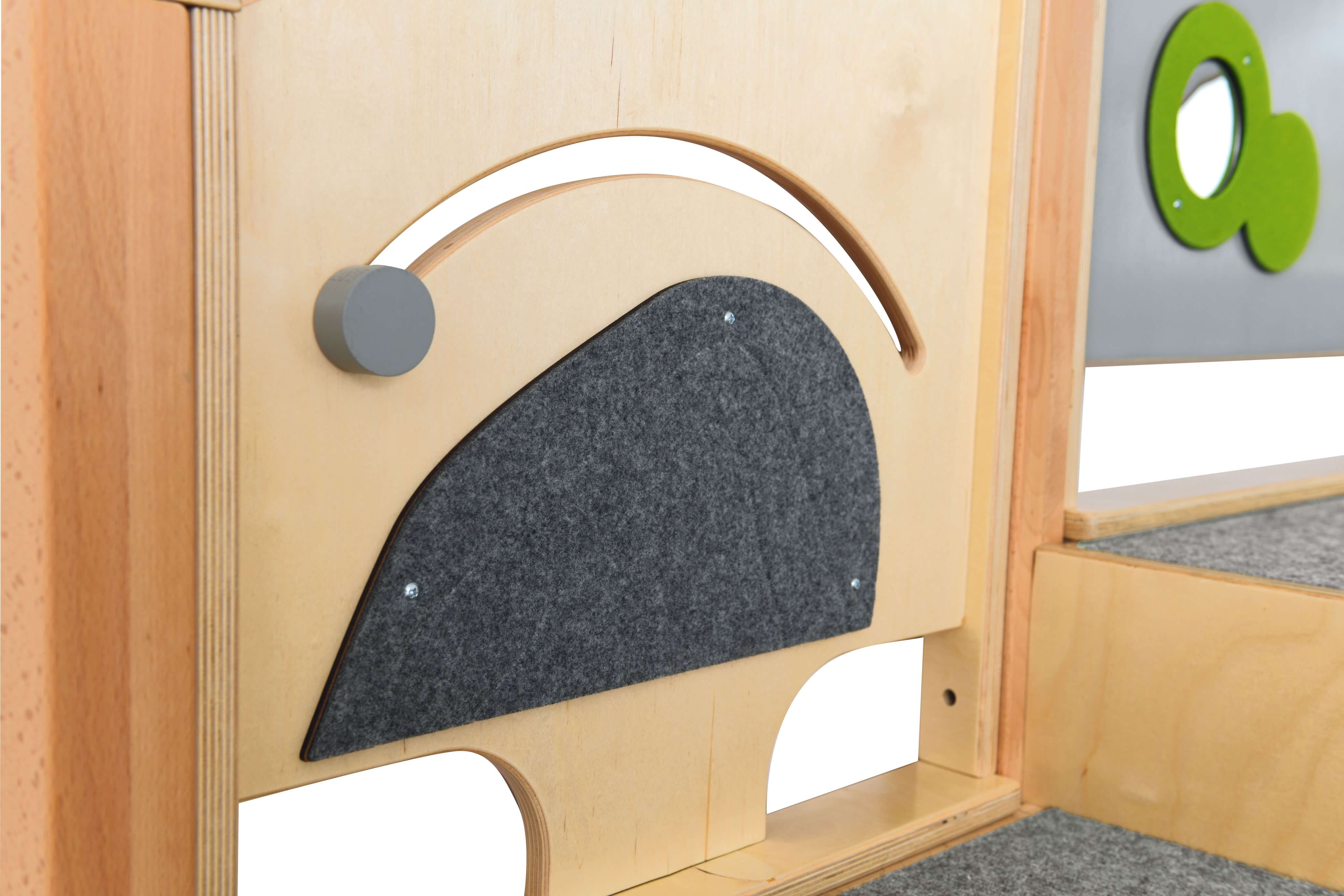 Kindergarten Spielpodest Saphir 2 Detailansicht Spielwand für Motorik und Sensorik