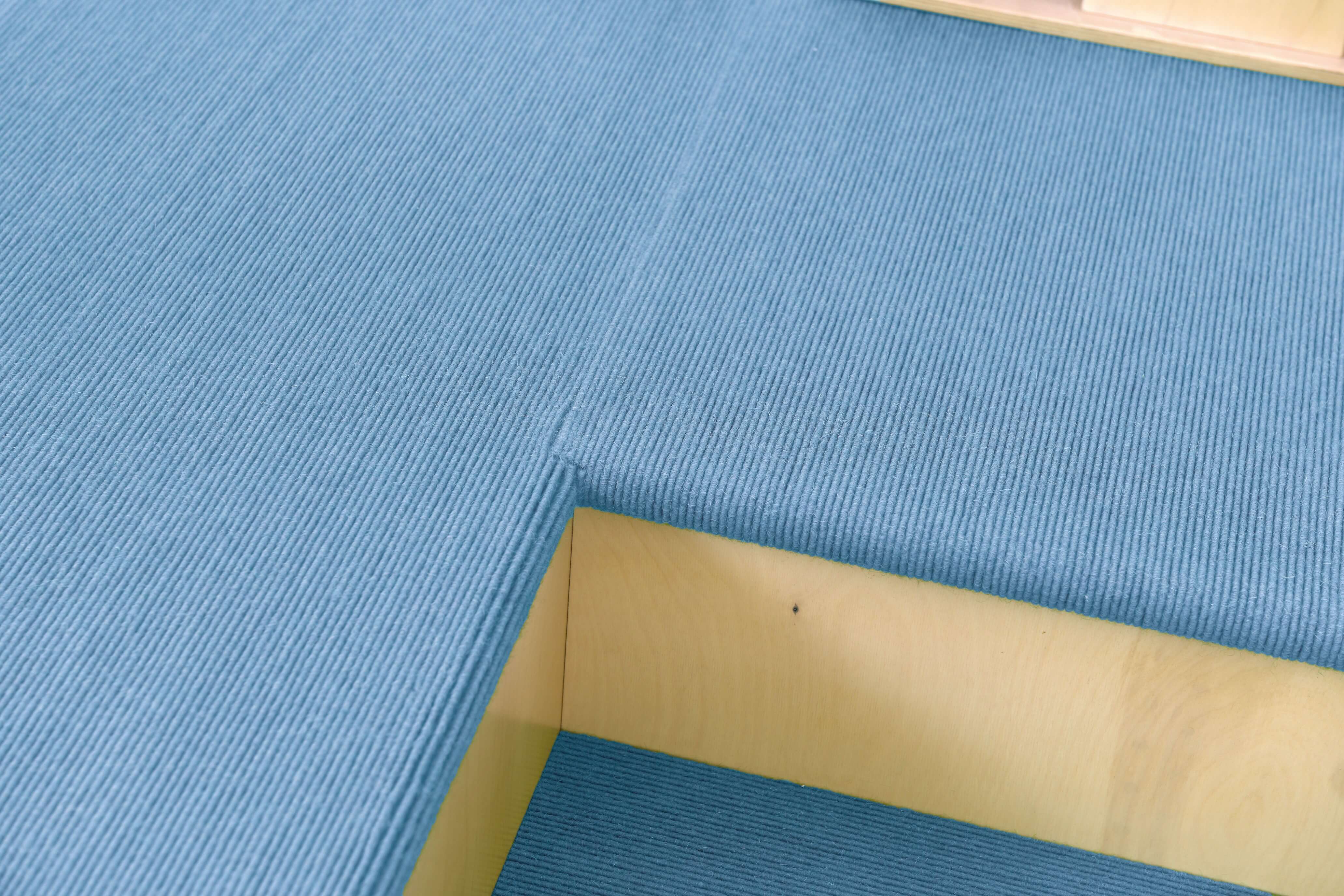 Kindergarten Spielpodest Saphir 2 Detailansicht Treppen und Teppichboden