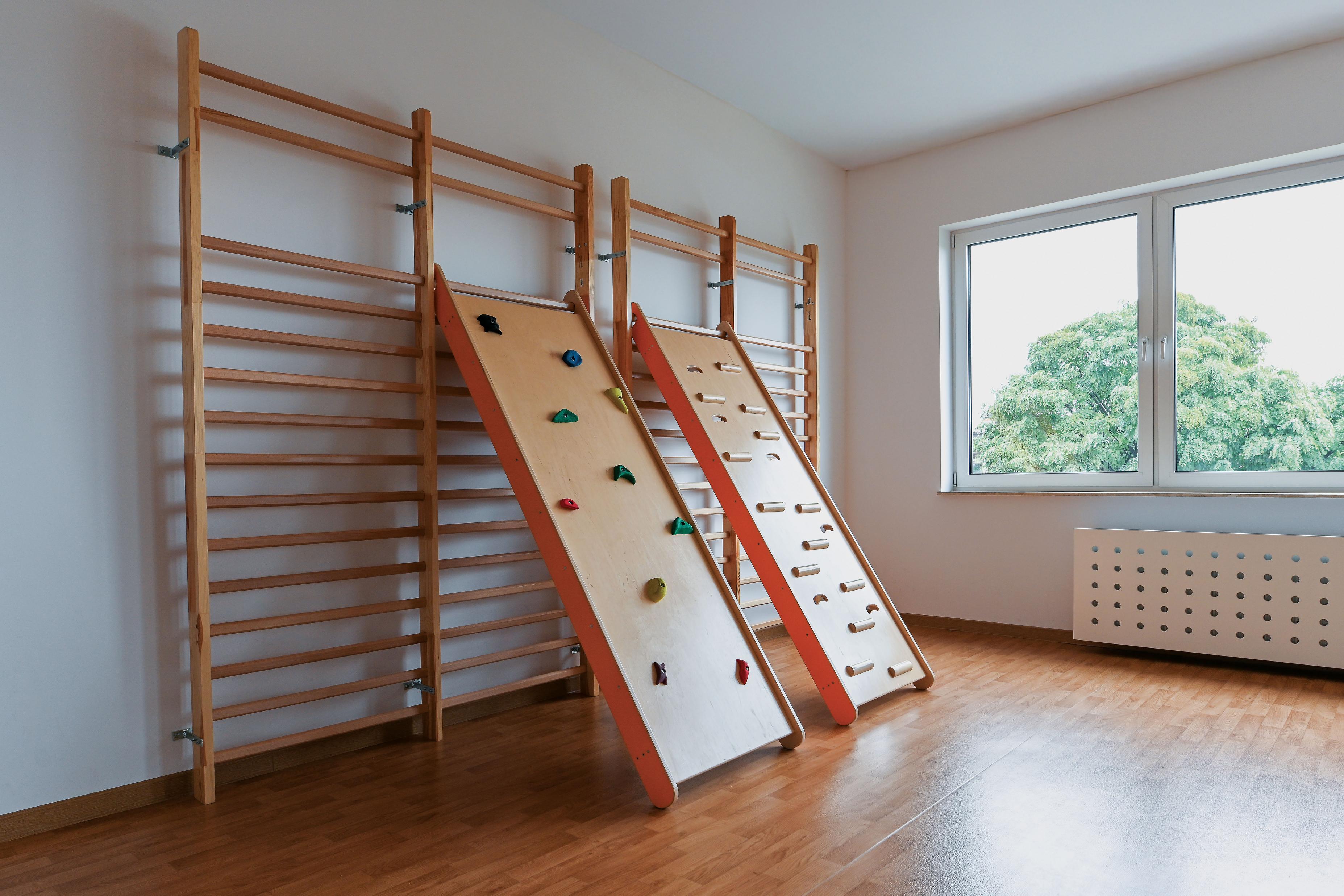 Kletterwand mit Klettergriffen in Turnhalle installiert.