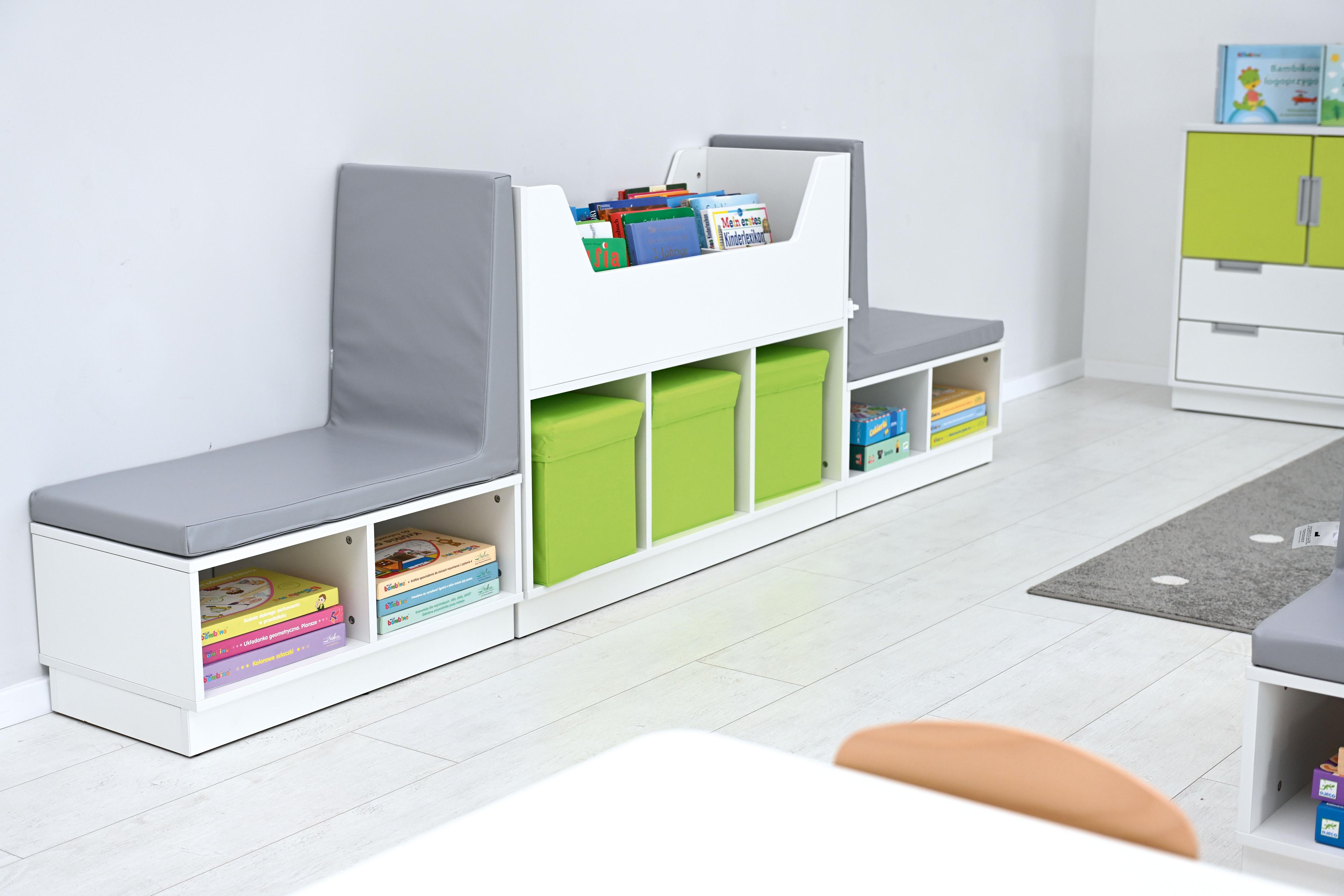 Quadratischer Bücherkahn mit Fächern, Sitzfläche, ideal für Kinder. - Produkt wird im Kindergarten oder Schule genutzt.
