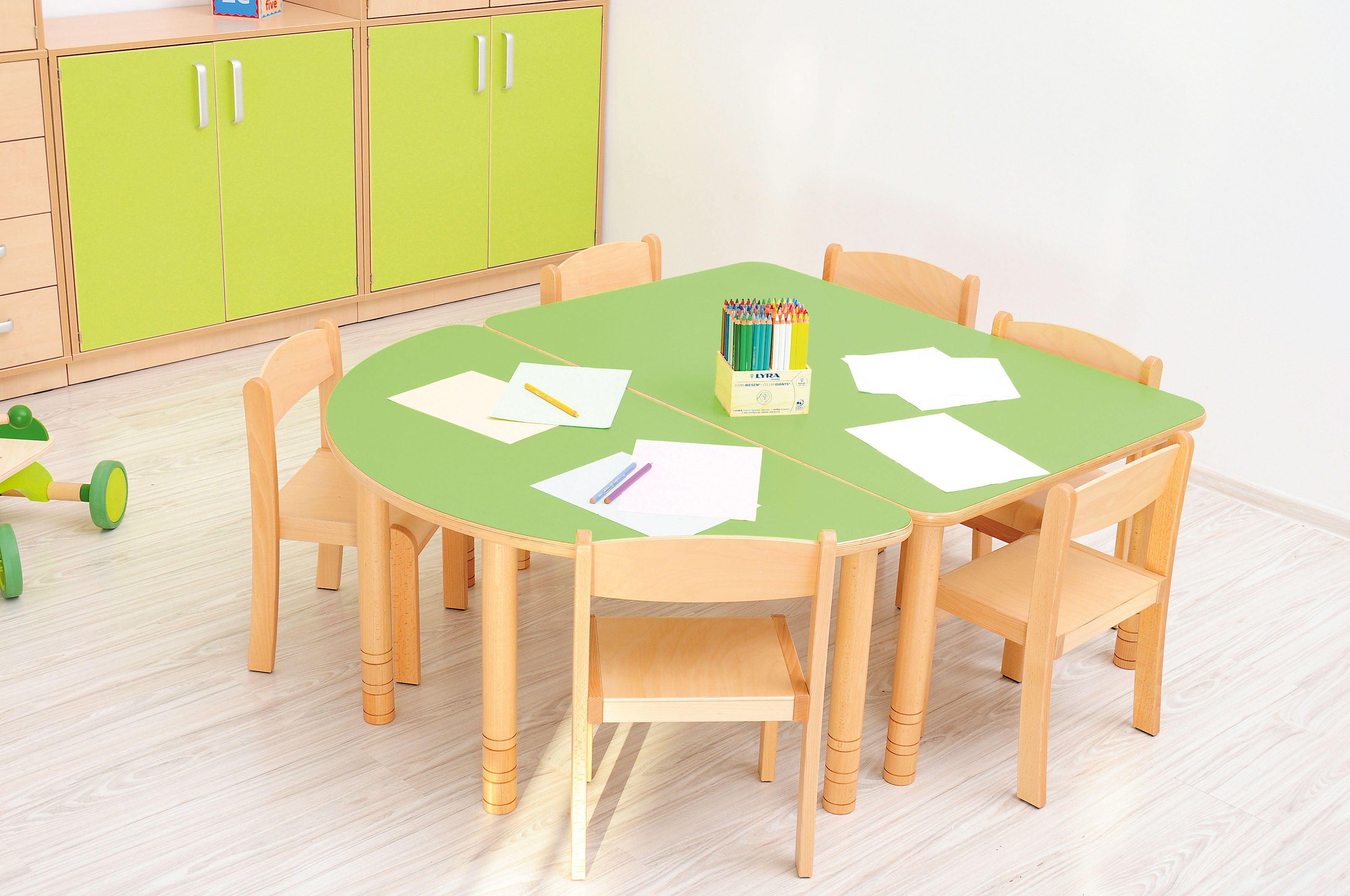 Quadratischer Tisch für Kindergarten Krippe und Grundschule in grün im Gruppenraum