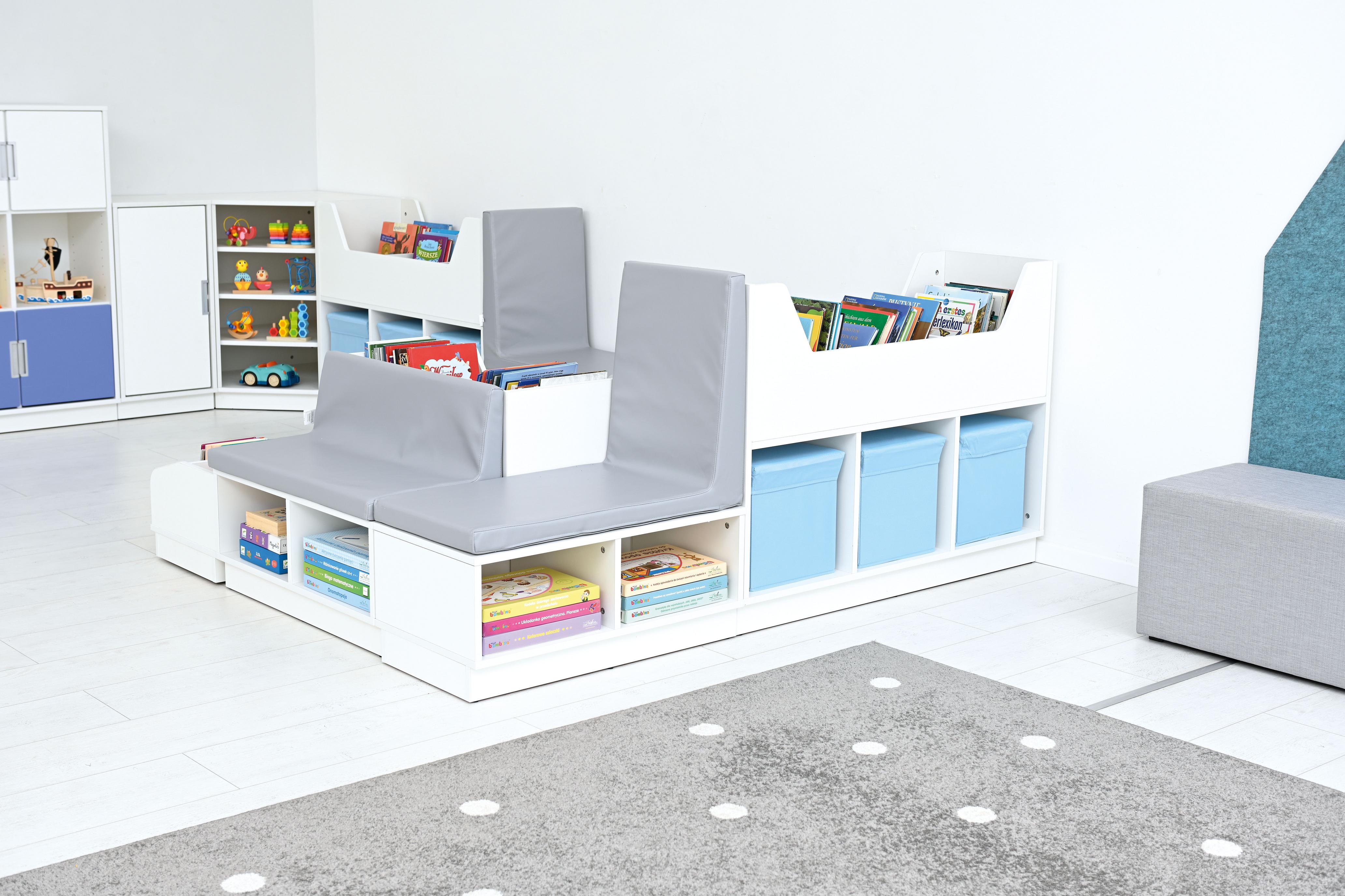 Quadro-Leseecke mit Bücherbank, Regalen und Sitzmatten. - Produkt wird im Kindergarten oder Schule genutzt.