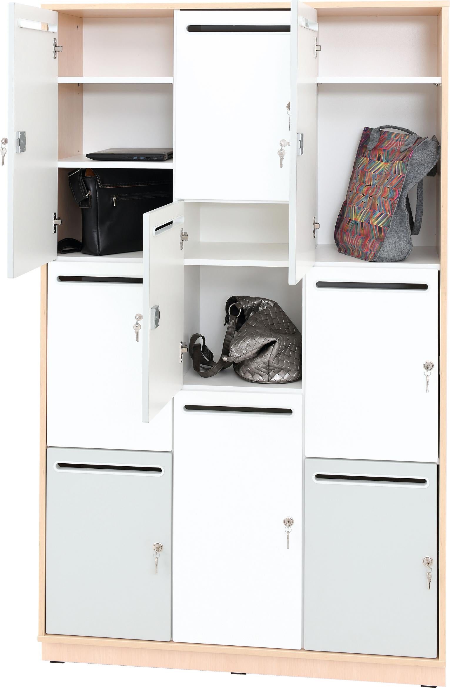 Schrank mit Taschen und abschließbaren Fächern für Schüler.