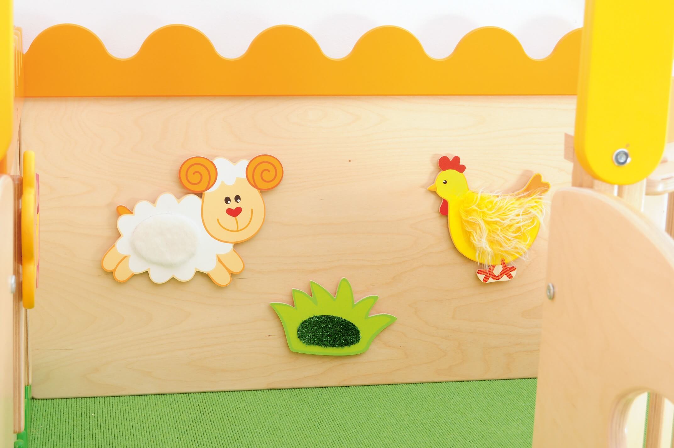 Sensorisches Spielpodest für Krippe und Kindergarten Wiese Sensorik Spielwand