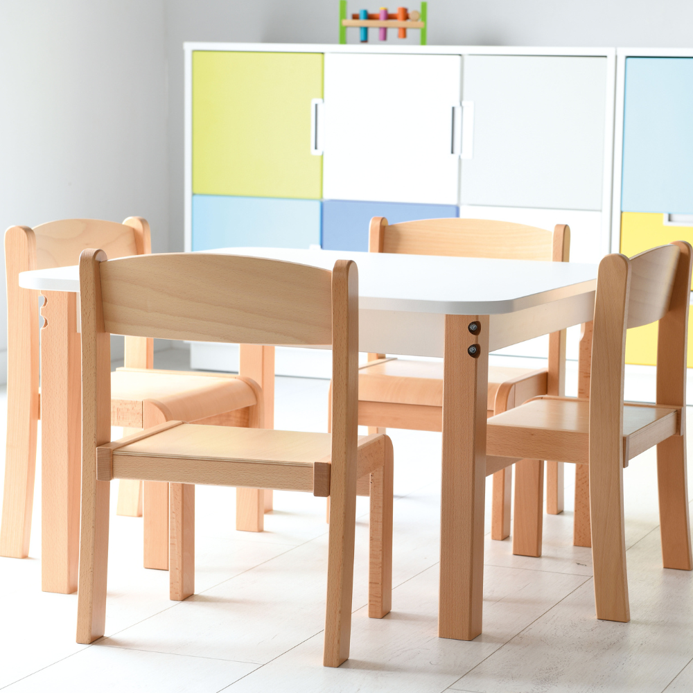 Sitzgruppe im Kindergarten - Stühle und Tische