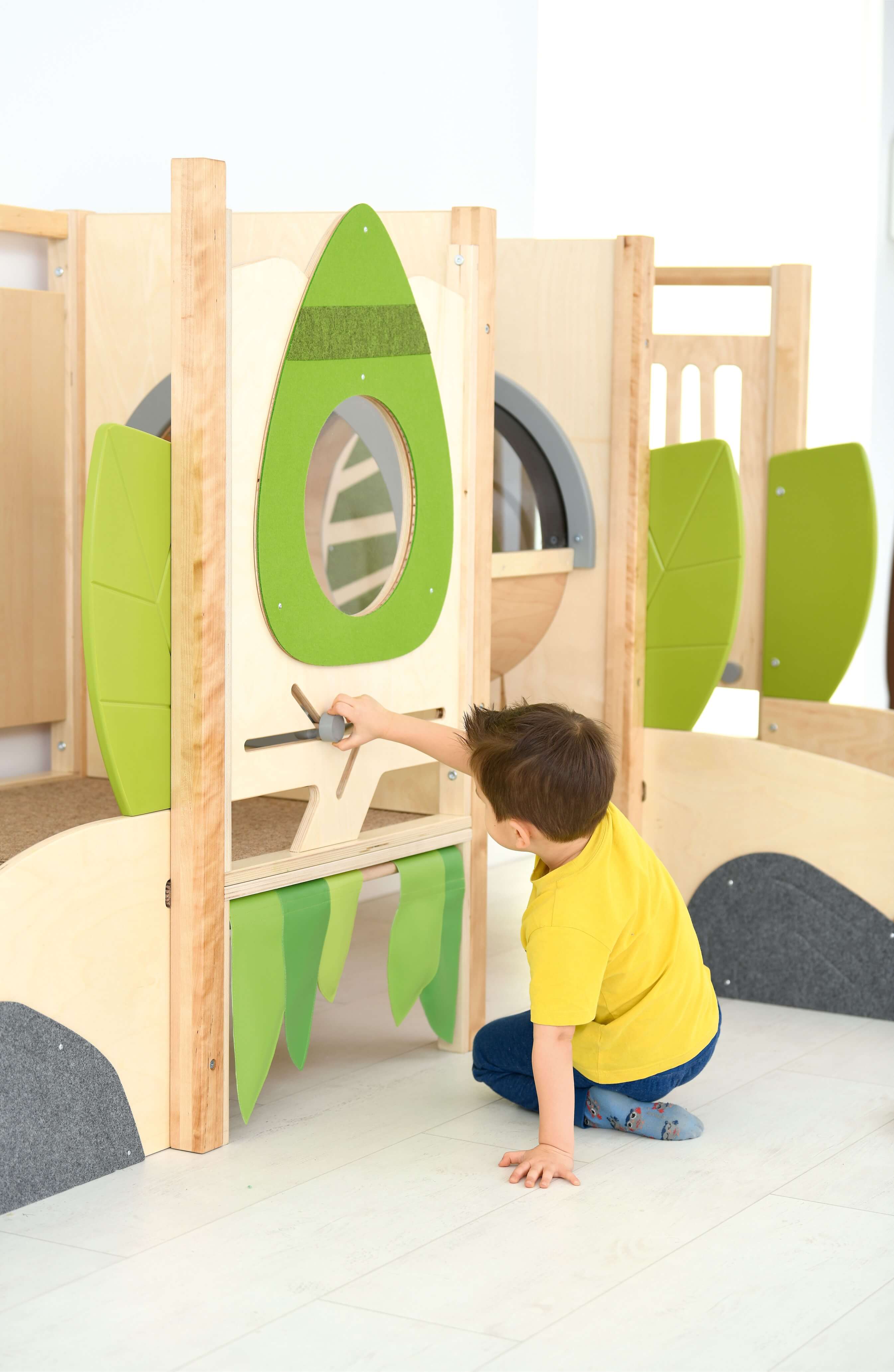 Spielpodest Flora für Kindergarten Kind spielt an Spielwand