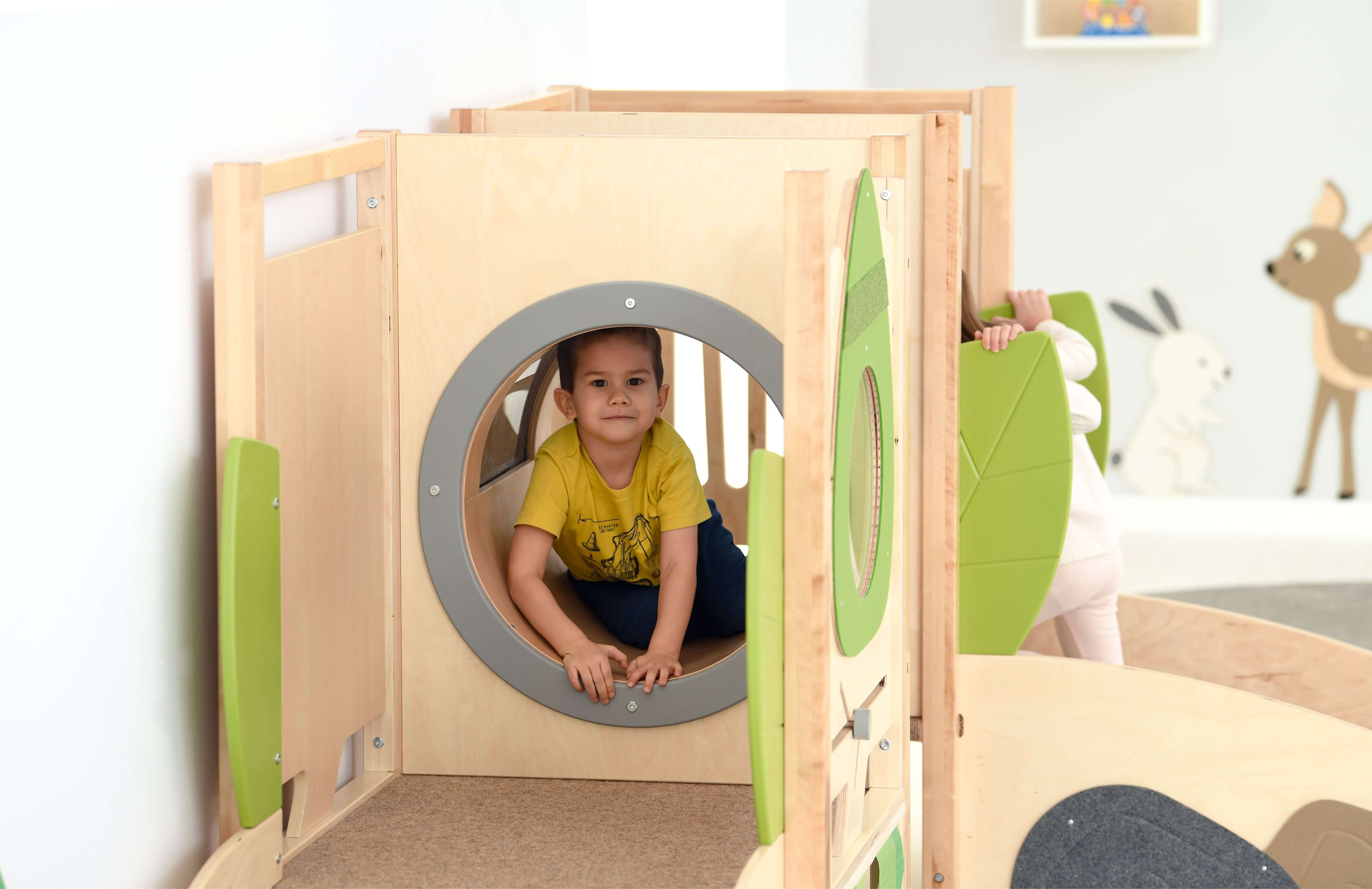 Spielpodest Flora für Kindergarten Kind spielt im Krabbeltunnel