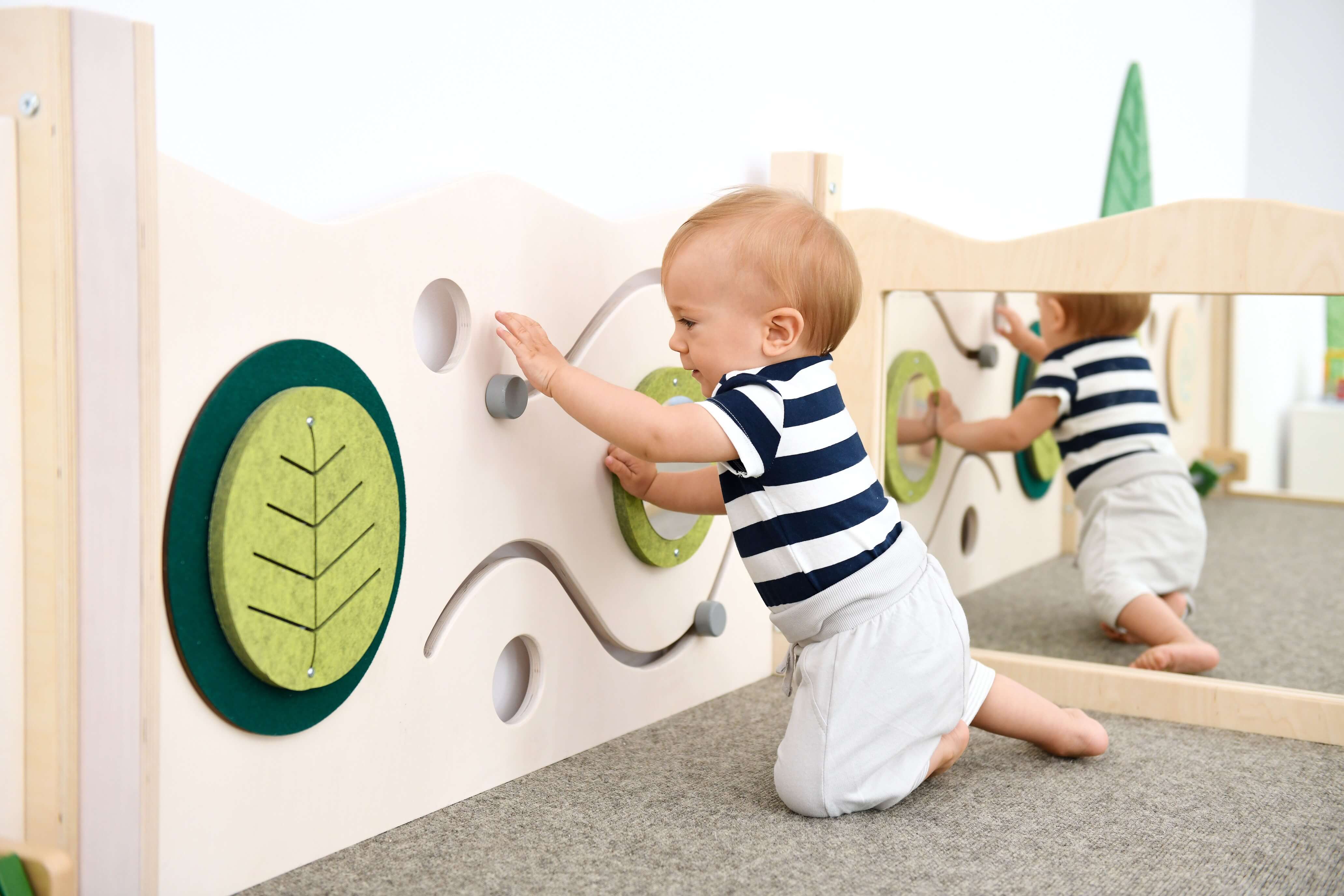 Spielpodest Iris für Kindergarten Detailansicht Spielwand für Motorik mit Krippenkind