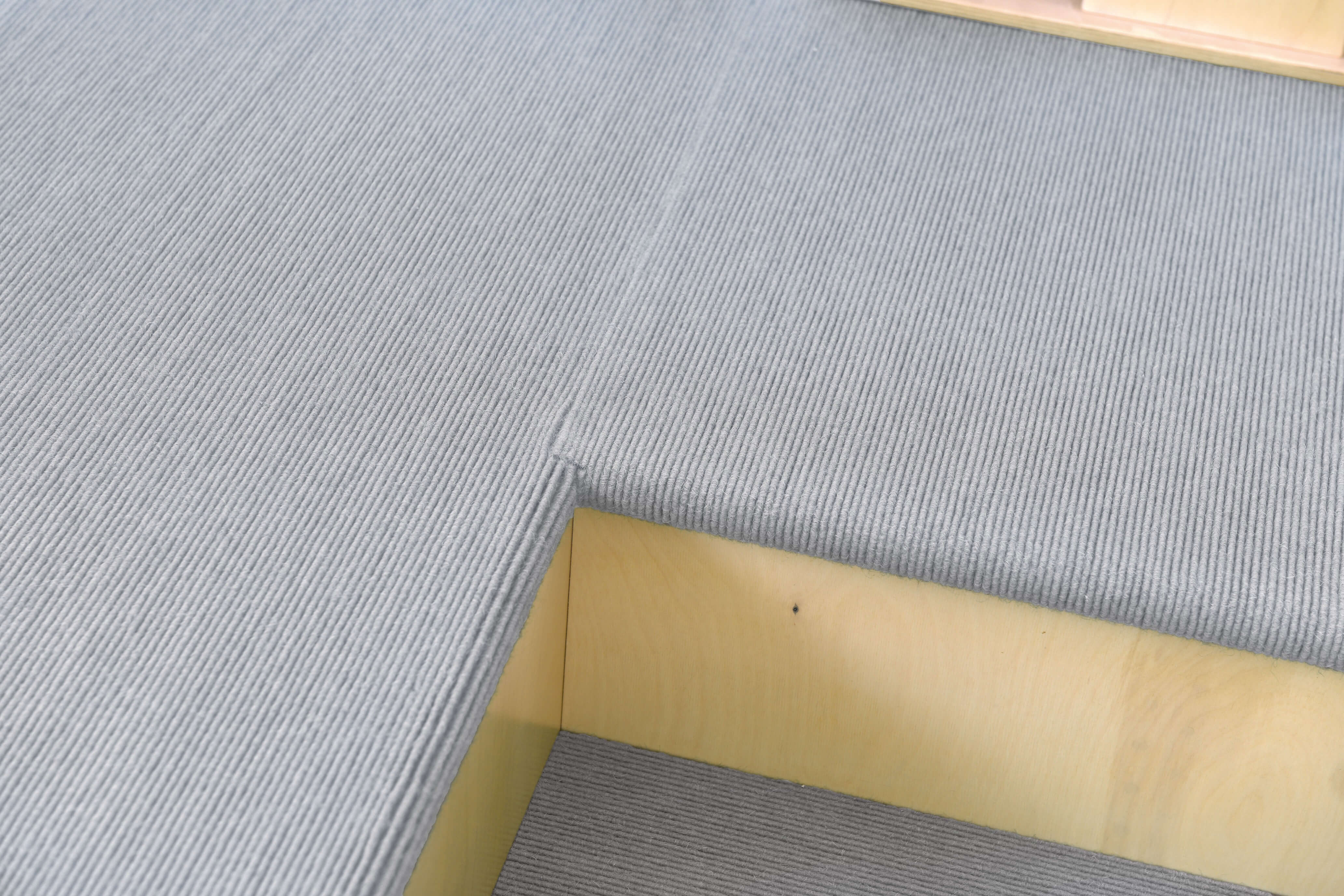 Spielpodest Iris für Kindergarten Detailansicht Teppichboden